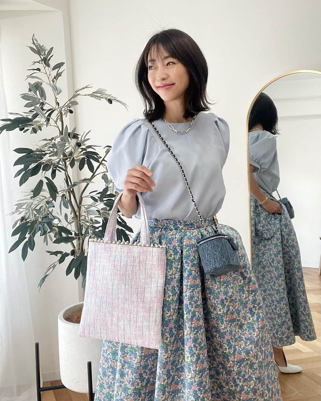 木本泉さんのインスタグラム写真 - (木本泉Instagram)「- お気に入りすぎてトップスもスカートもセット買いしたお花柄💐  可愛いすぎる💙  シンプルなTシャツに合わせてカジュアルでも、ふんわりお袖のトップスに合わせて可愛くも着れてお気に入り❤️  @tsurubymarikooikawa のお気に入りのコレクションがどんどん増えます🌸」4月14日 11時10分 - izumikimoto