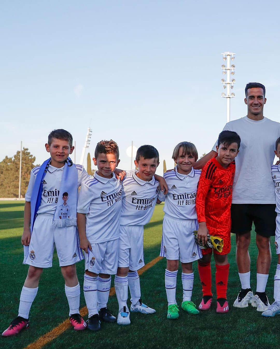 ルーカス・バスケスのインスタグラム：「🎉 ¡LA CELEBRACIÓN DE LOS CAMPEONES! 🎉 🏆 Prebenjamín A 😉 Se nos ha colado un canterano en la foto... #LaFábrica | @lucasvazquez91」