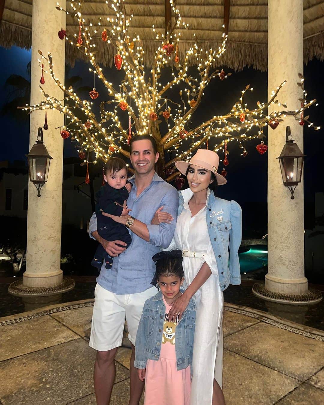 リリー・ガリーチのインスタグラム：「Family photos from Spring Break 2023 at @lasventanasalparaiso in Cabo 🌊 memories that will last a lifetime ❤️」