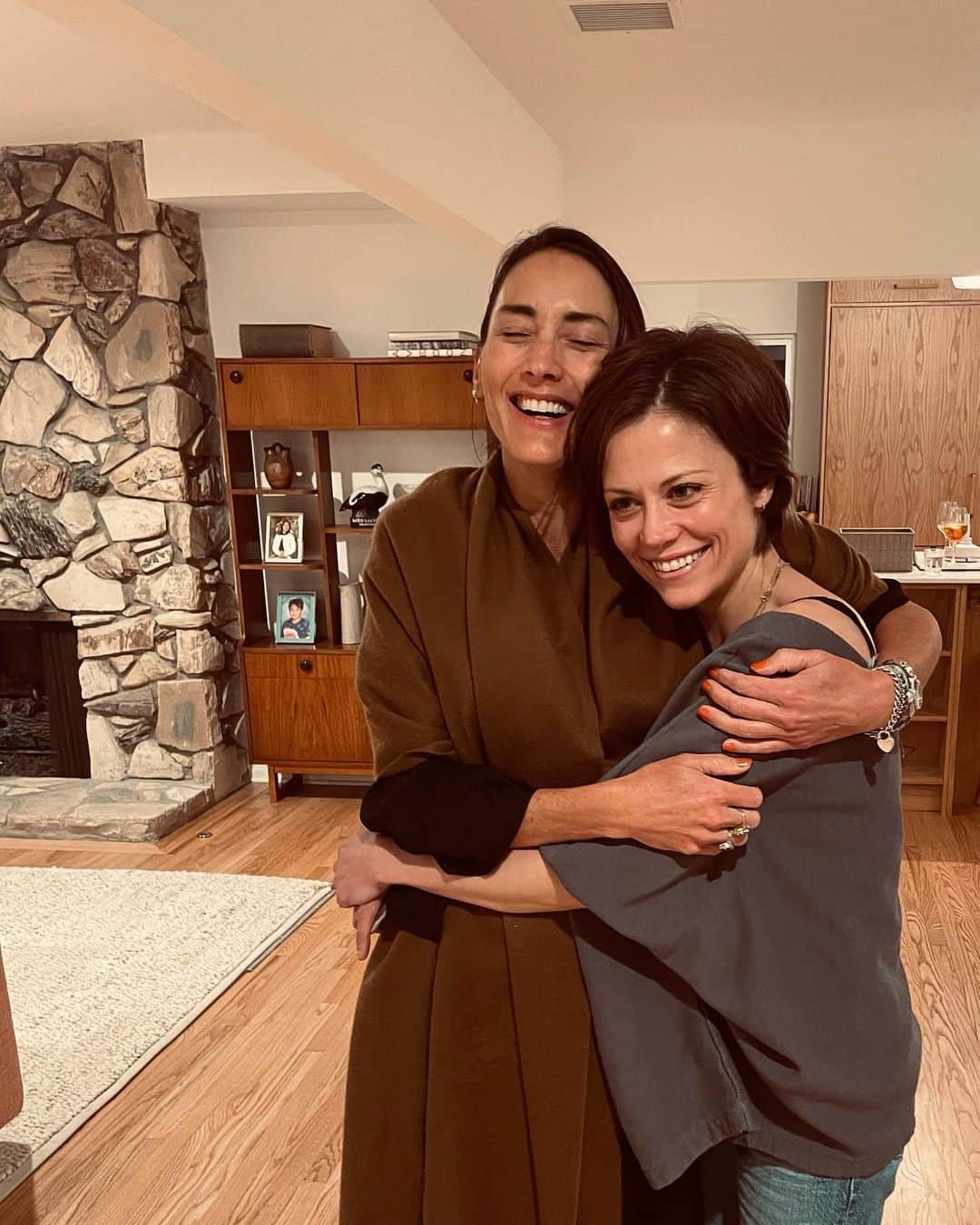 クレア・コフィーのインスタグラム：「Just a coupla old ladies in their house shawls. @thegrimmcast @realbreeturner」