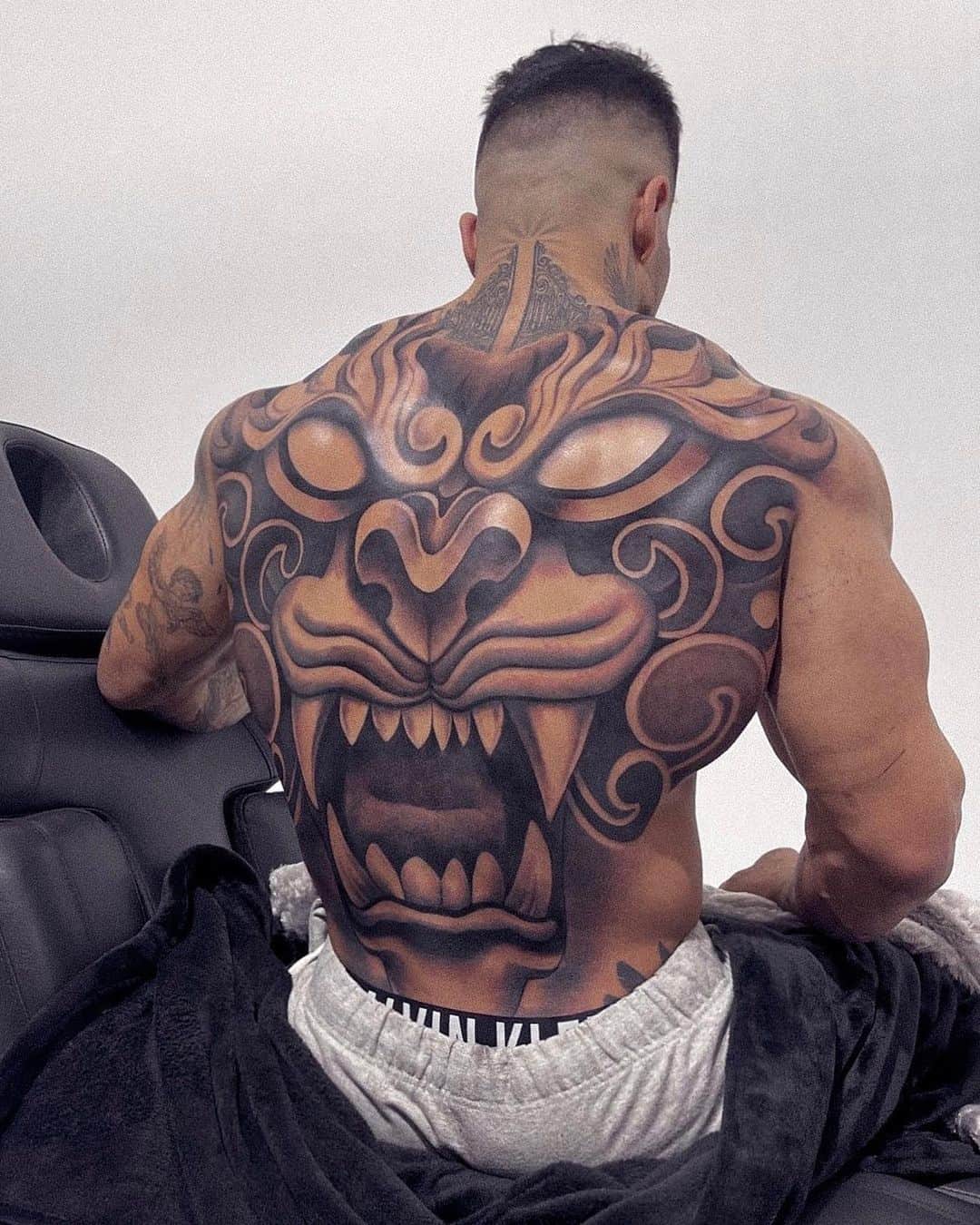 Sergi Constanceのインスタグラム：「7 tatuadores | 8 hs de trabaio continuo l “cero” dolor  Gracias a todo el equipo de @nobleart y @sedalux_official por hacerlo posible.  Y gracias a cada uno de los que meteis un poco de tinta en mi piel🙏  @nacho.frias  @miguelbohigues   @Markanthony_tattoo  @maria.alvarez.ttt   @Rodrigopiedrabuenatattoo  @Mechi.tattoo  @Juanrojastattoo  #tattoo #ink #inked #sergisiendosergi」