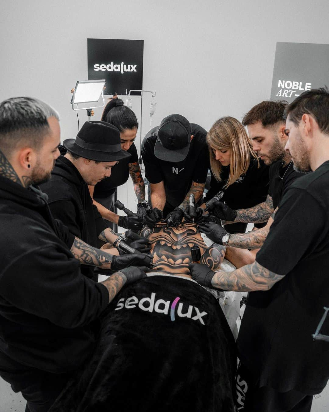 Sergi Constanceさんのインスタグラム写真 - (Sergi ConstanceInstagram)「7 tatuadores | 8 hs de trabaio continuo l “cero” dolor  Gracias a todo el equipo de @nobleart y @sedalux_official por hacerlo posible.  Y gracias a cada uno de los que meteis un poco de tinta en mi piel🙏  @nacho.frias  @miguelbohigues   @Markanthony_tattoo  @maria.alvarez.ttt   @Rodrigopiedrabuenatattoo  @Mechi.tattoo  @Juanrojastattoo  #tattoo #ink #inked #sergisiendosergi」4月14日 2時28分 - sergiconstance