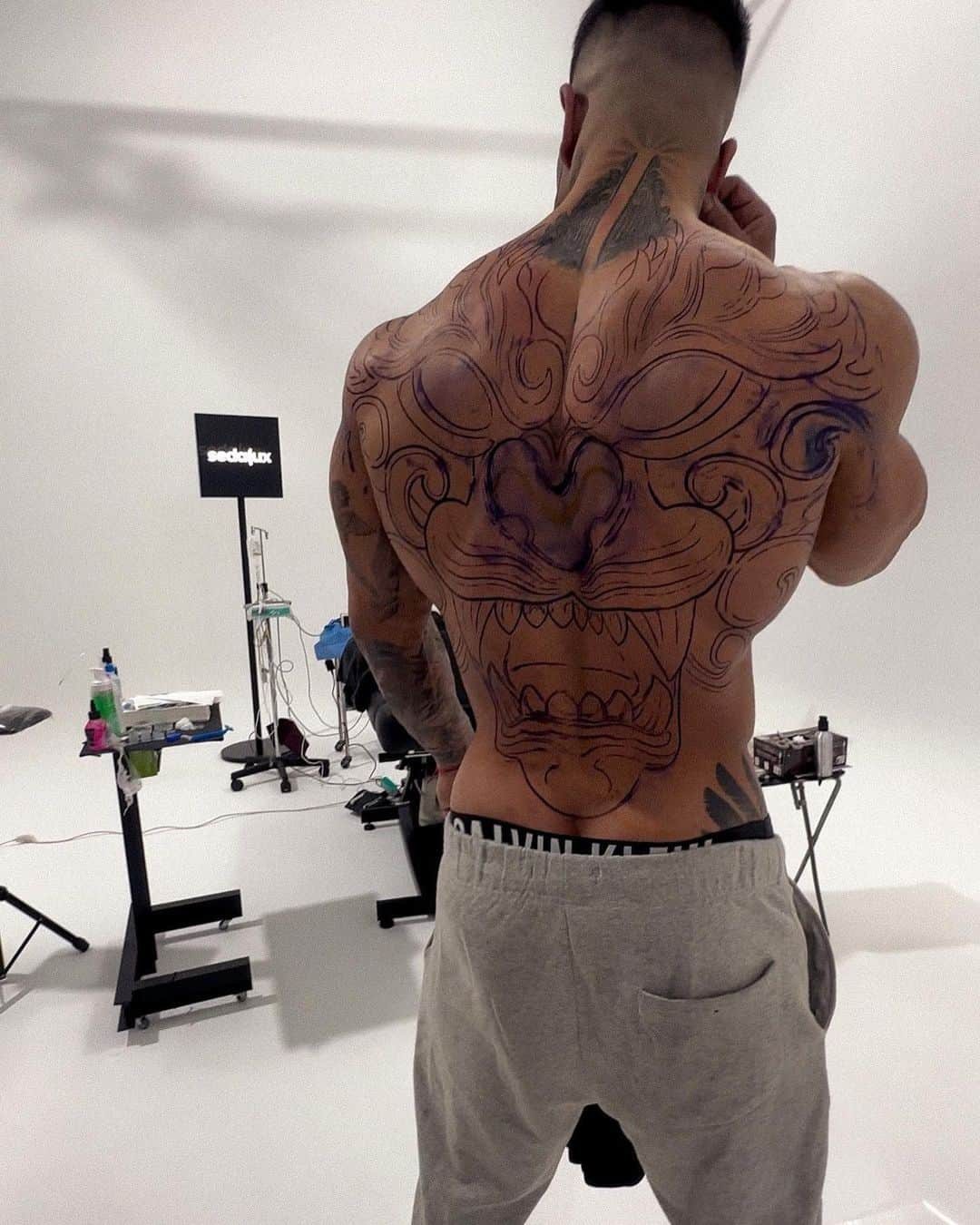 Sergi Constanceさんのインスタグラム写真 - (Sergi ConstanceInstagram)「7 tatuadores | 8 hs de trabaio continuo l “cero” dolor  Gracias a todo el equipo de @nobleart y @sedalux_official por hacerlo posible.  Y gracias a cada uno de los que meteis un poco de tinta en mi piel🙏  @nacho.frias  @miguelbohigues   @Markanthony_tattoo  @maria.alvarez.ttt   @Rodrigopiedrabuenatattoo  @Mechi.tattoo  @Juanrojastattoo  #tattoo #ink #inked #sergisiendosergi」4月14日 2時28分 - sergiconstance