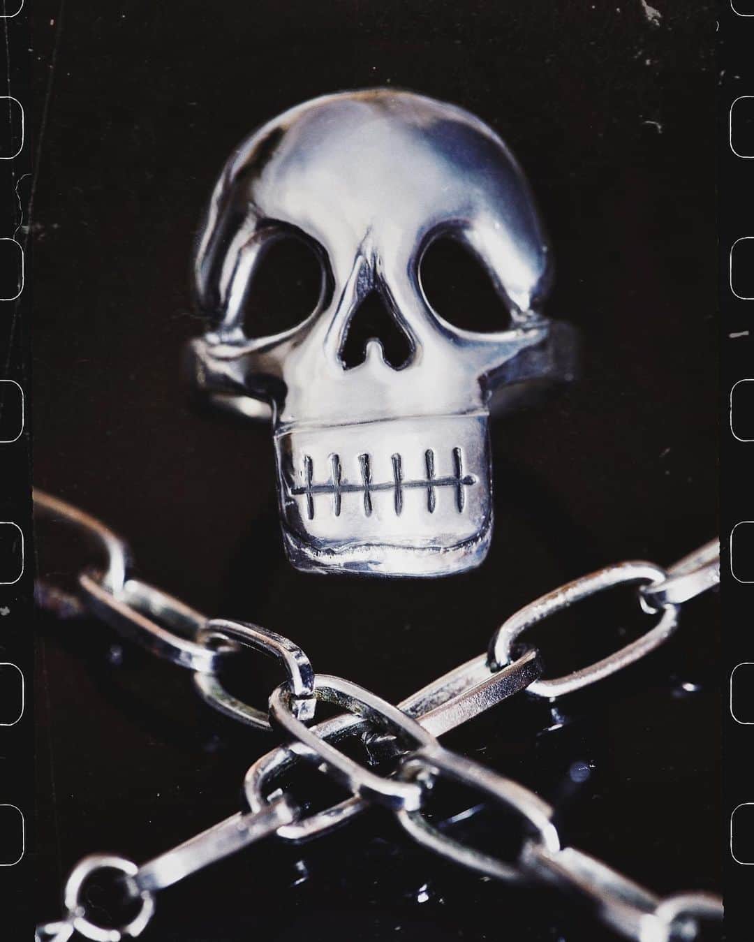 アレックスストリーターさんのインスタグラム写真 - (アレックスストリーターInstagram)「☠️☠️☠️  The Bonehead Ring - Alex’s whimsical version of the classic motif now available  at AlexStreeter.com #skull #skullring #skullart #skulladdict」4月14日 2時30分 - alexstreeternyc