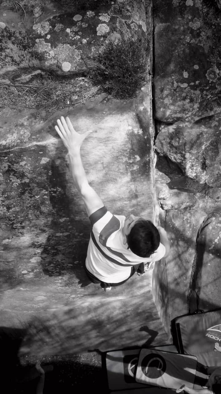 ウド・ノイマンのインスタグラム：「Sam Avezou casually strolling up l’angle parfait moments before embarking for Japan. #bouldering #bouldernmachtglücklich #climbingtechniqueofthe21stcentury #bleausard」