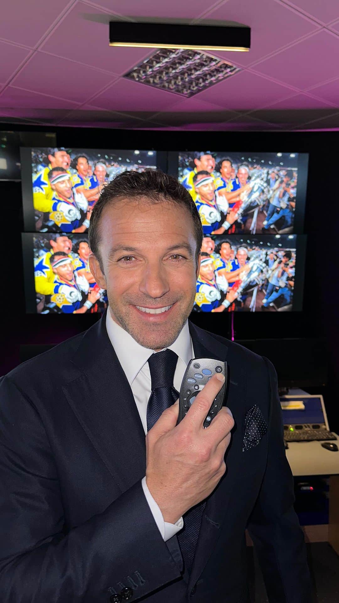 アレッサンドロ・デル・ピエロのインスタグラム：「Il telecomando… . . #tv #adp10 #italy #juventus #sporting #milano #sport #europaleague #football #work #live」