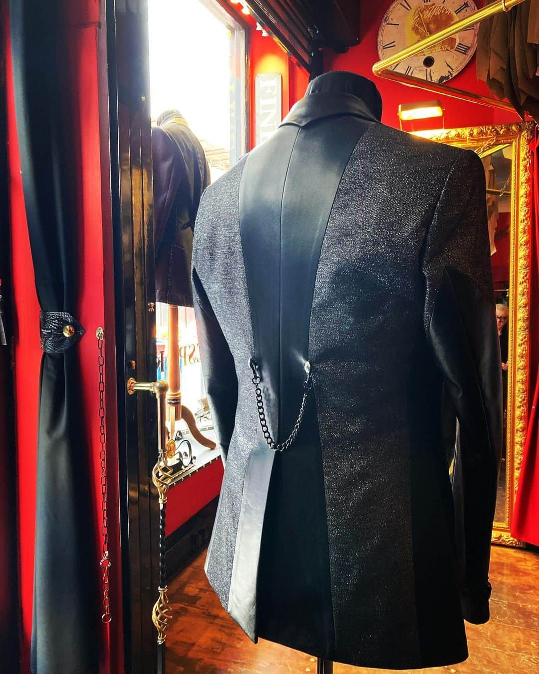 サー トム ベイカーさんのインスタグラム写真 - (サー トム ベイカーInstagram)「Back detail . Bespoke . I love the “ mood “ of these jacket , peacefully awaiting its release into the public domain ! Where it will of course become an instant sartorial rock star ……!」4月14日 3時06分 - sirtombaker