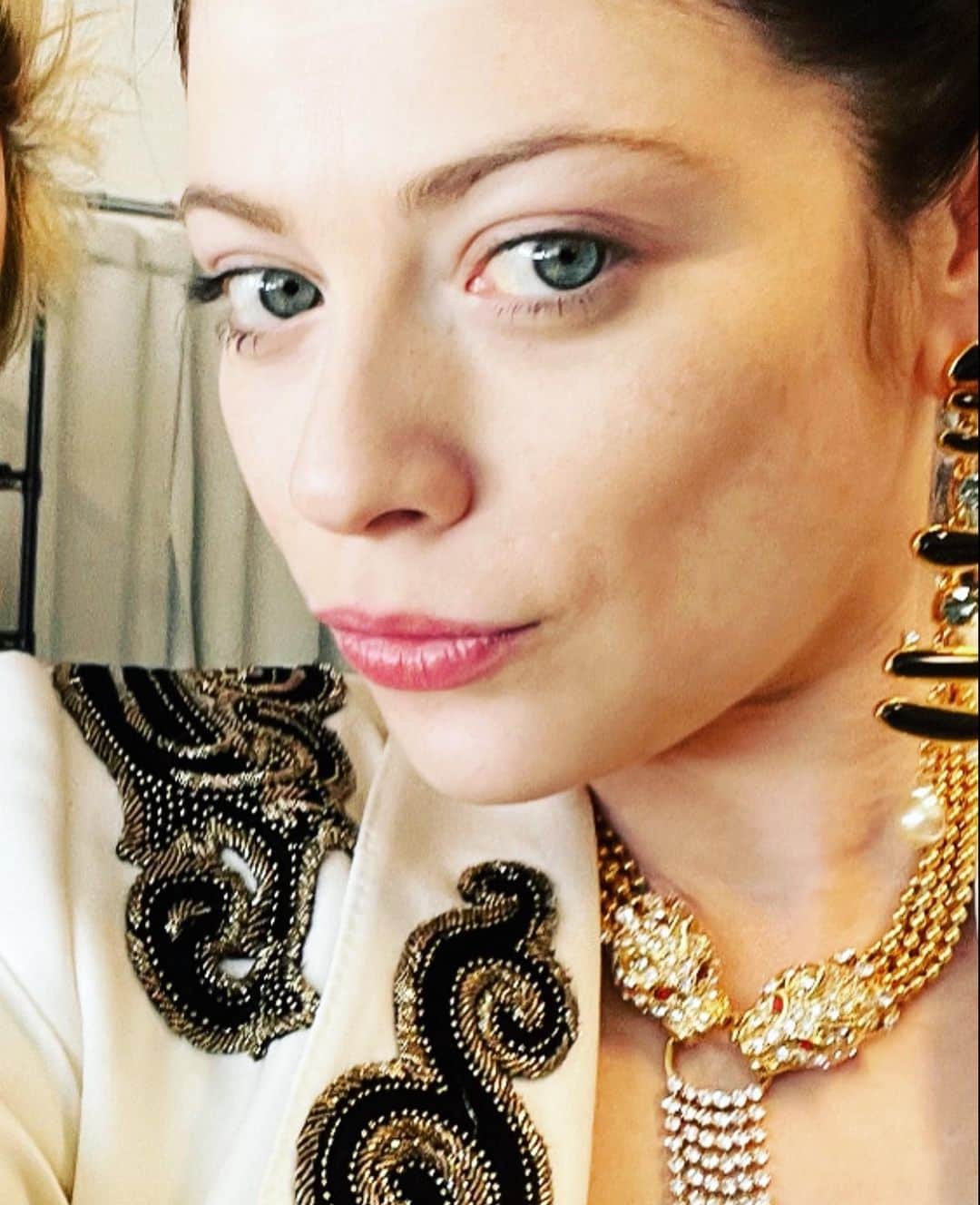 ミシェル・トラクテンバーグのインスタグラム：「Eye can’t believe it’s not #friday」