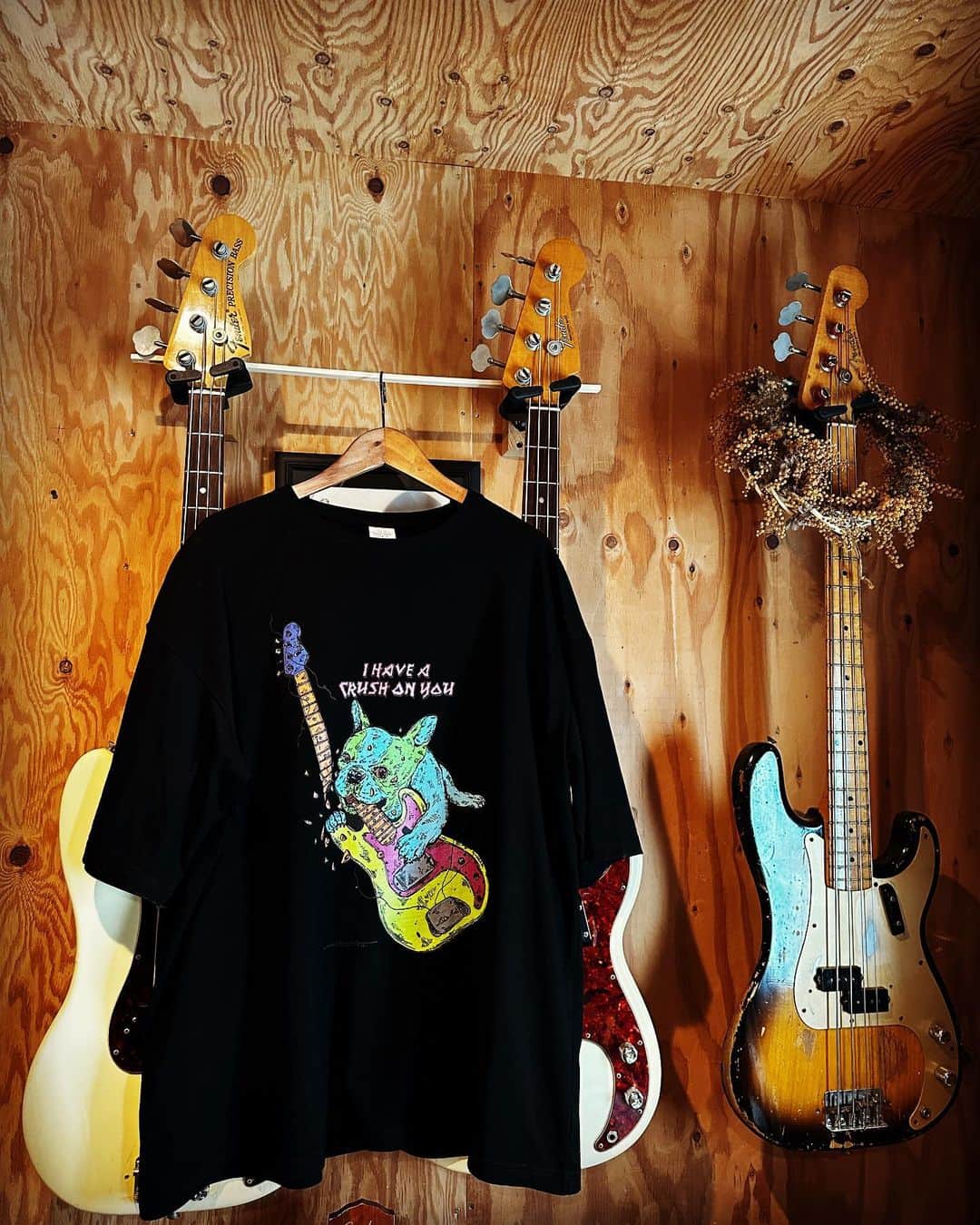 Ju-kenのインスタグラム：「Hirotton×Apollo 沢山のオーダー、ありがとうございます💙  ワイドボディのTシャツはネオンカラーのロックテイストが2種、ノーマルカラーが1種の合計3パターン、レディースドレスTはボディカラーが3パターンから選べます  激レアアイテムをこの機会に是非！！！  #hirotton #apollo #precisionbass #tシャツ」