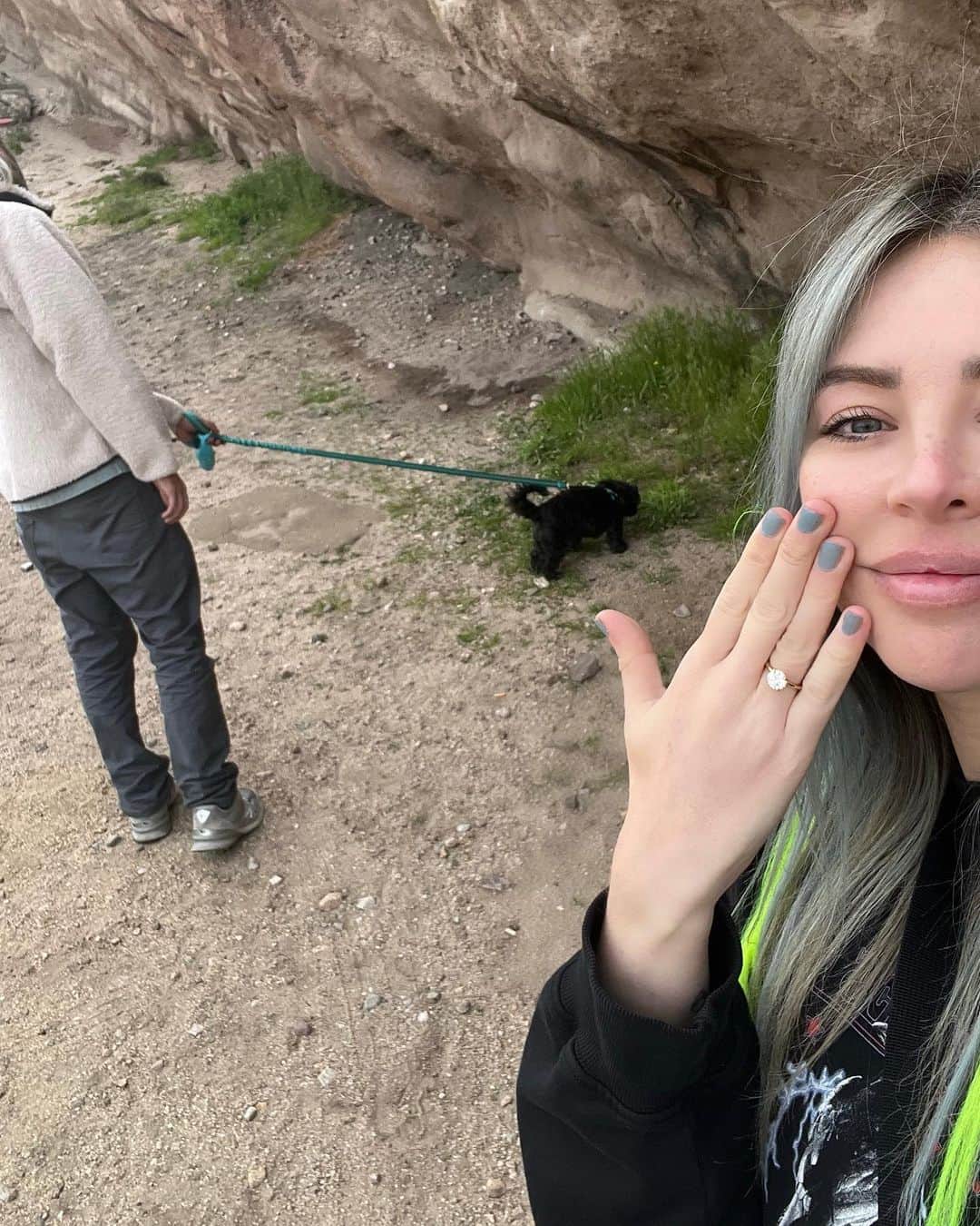 アリソン・ワンダーランドのインスタグラム：「MAJOR LIFE UPDATE: I just got engaged to the loml!!!!!  (Took this pic just after I got over being shocked/crying lol) Also I play Coachella both Fridays (as whyte fang.. gobi tent 9:25), show is getting live streamed AND my first album under @thewhytefang comes out tomorrow  (Special shout out to my fiancé Ti cos when we get married my initials will actually become AW .. love this for me)」