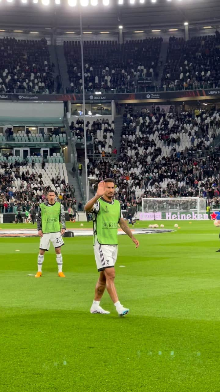 ダニーロ・ルイス・ダ・シウバのインスタグラム：「DANI 👊🤍🖤  #JUVSCP #UEL」