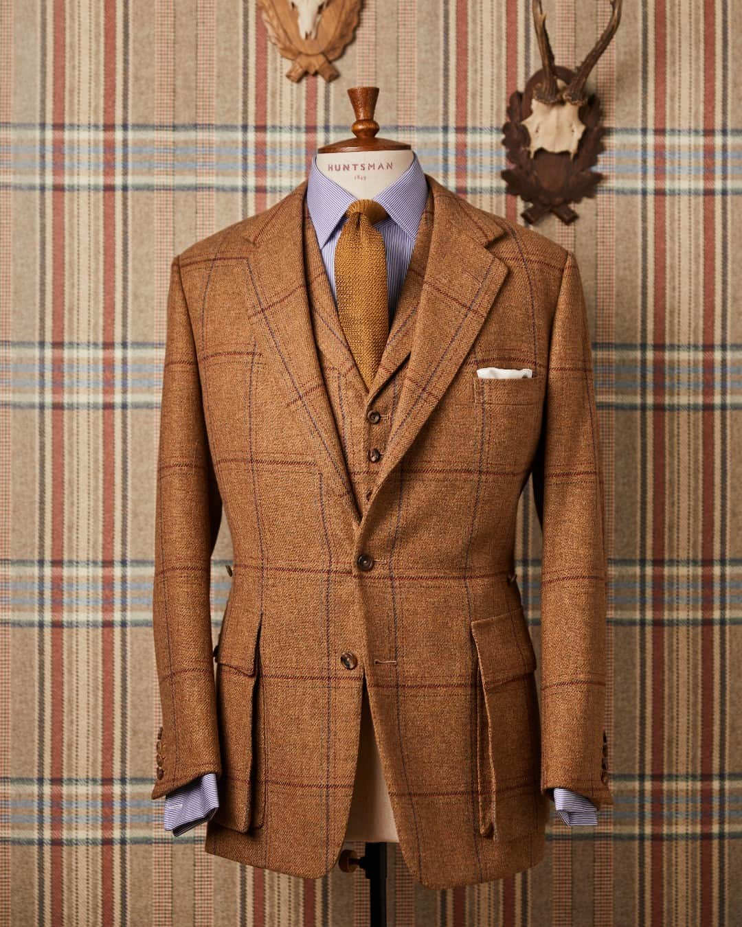 ハンツマンのインスタグラム：「If you're still considering your application for the Huntsman Tweed Competition, be inspired by a bespoke tweed design from this famous Huntsman client...   Music legend Eric Clapton had several bespoke tweeds created with Huntsman, and his vibrant overcheck jacket and vest are now immortalised as part of our archive. It's the epitome of a great tweed; so punchy, so powerful, and yet perfectly composed.  If you dream of designing your own cloth, for the chance to win a bespoke experience, and join the likes of rock royalty in our hall of fame, now is your chance!   For more information on how to enter the competition visit our LinkinBio.   #Huntsman #HuntsmanSavileRow #SavileRow #SavileRowStyle #BespokeStyle #BespokeTailoring #BespokeLifestyle #LuxuryLifestyle  #MensFashion #Menswear #MensTailoring #Tailoring #MensStyle #StyleInspo #Suits #Jackets #Trousers #Menswear #Womenswear #BritishTailoring #BritishMade #BritishBespoke #Bespoke #HuntsmanTweed2023 #HuntsmanTweedCompetition #Competition」