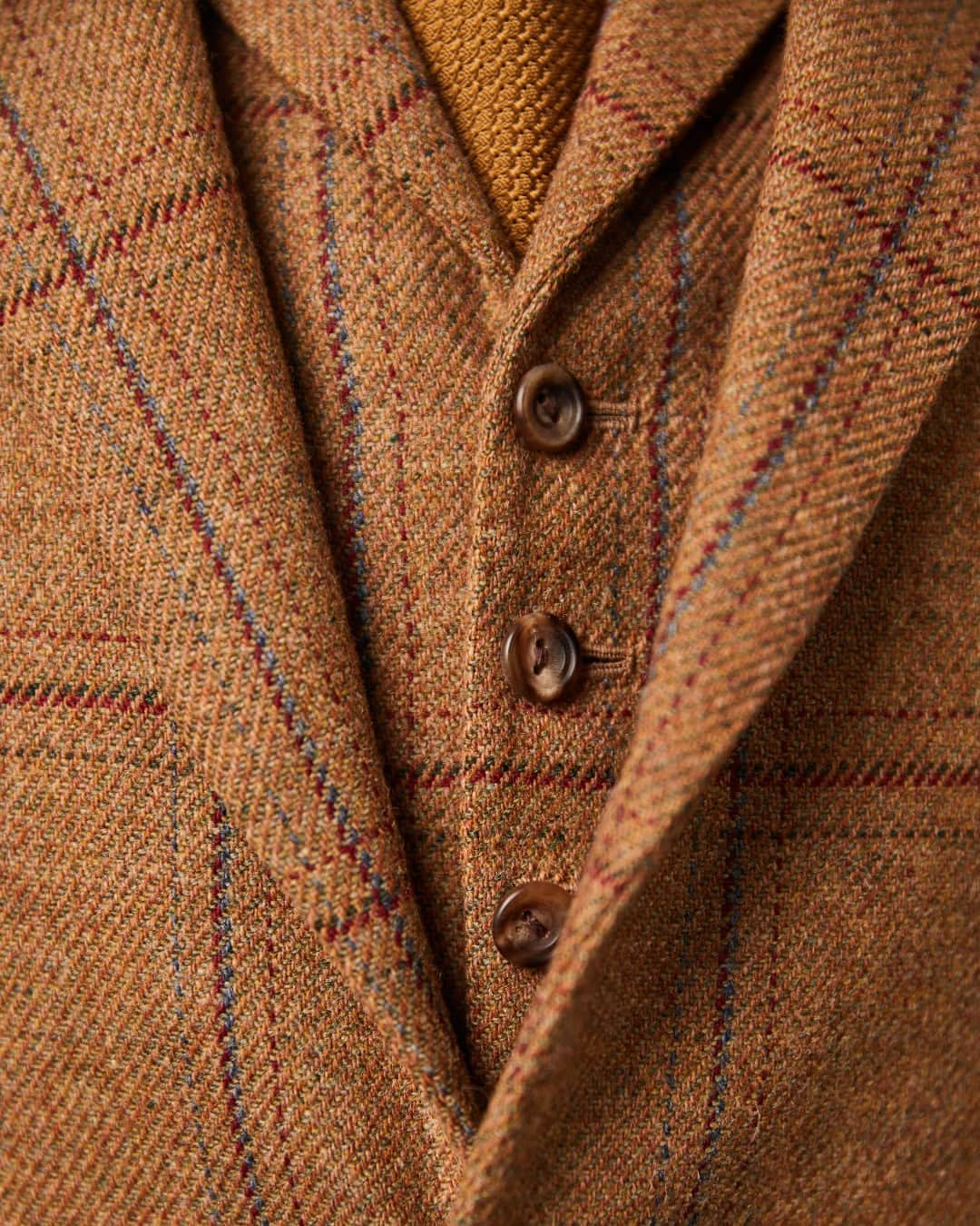 ハンツマンさんのインスタグラム写真 - (ハンツマンInstagram)「If you're still considering your application for the Huntsman Tweed Competition, be inspired by a bespoke tweed design from this famous Huntsman client...   Music legend Eric Clapton had several bespoke tweeds created with Huntsman, and his vibrant overcheck jacket and vest are now immortalised as part of our archive. It's the epitome of a great tweed; so punchy, so powerful, and yet perfectly composed.  If you dream of designing your own cloth, for the chance to win a bespoke experience, and join the likes of rock royalty in our hall of fame, now is your chance!   For more information on how to enter the competition visit our LinkinBio.   #Huntsman #HuntsmanSavileRow #SavileRow #SavileRowStyle #BespokeStyle #BespokeTailoring #BespokeLifestyle #LuxuryLifestyle  #MensFashion #Menswear #MensTailoring #Tailoring #MensStyle #StyleInspo #Suits #Jackets #Trousers #Menswear #Womenswear #BritishTailoring #BritishMade #BritishBespoke #Bespoke #HuntsmanTweed2023 #HuntsmanTweedCompetition #Competition」4月14日 3時46分 - huntsmansavilerow