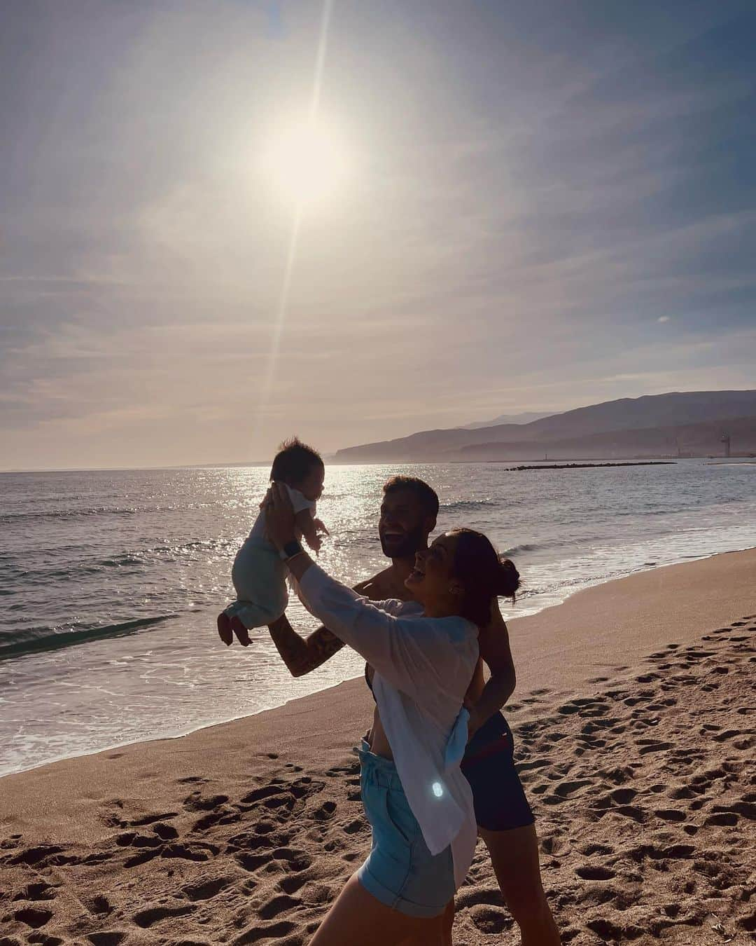 レオナルド・カリーリョ・バティスタンのインスタグラム：「Primeiro dia do Vivi na praia 🌊   E ele amou o sonzinho do mar ❤️」