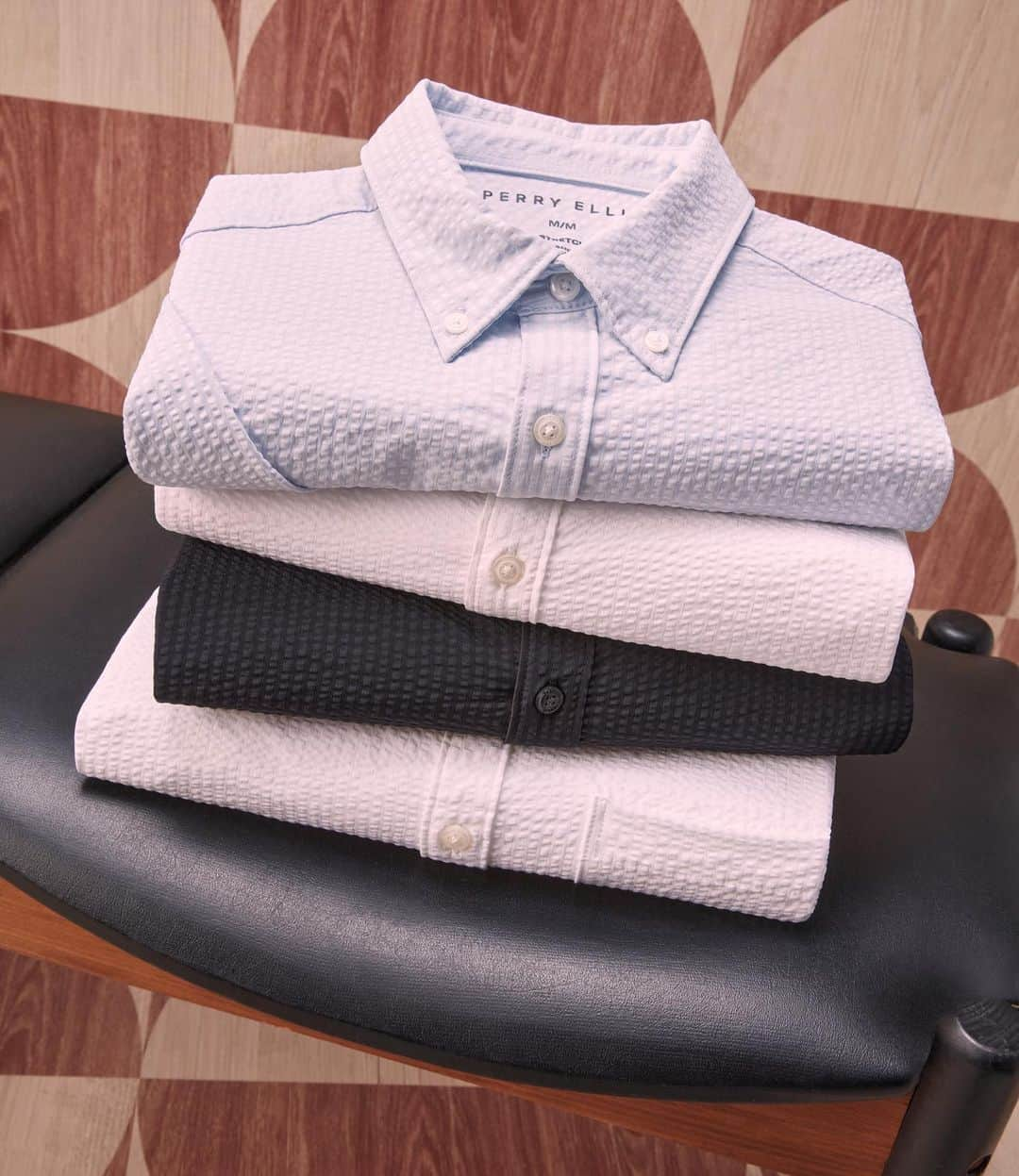 ペリーエリスのインスタグラム：「Lightweight and breathable, our seersucker stretch shirts keeps you comfortable throughout the day.」