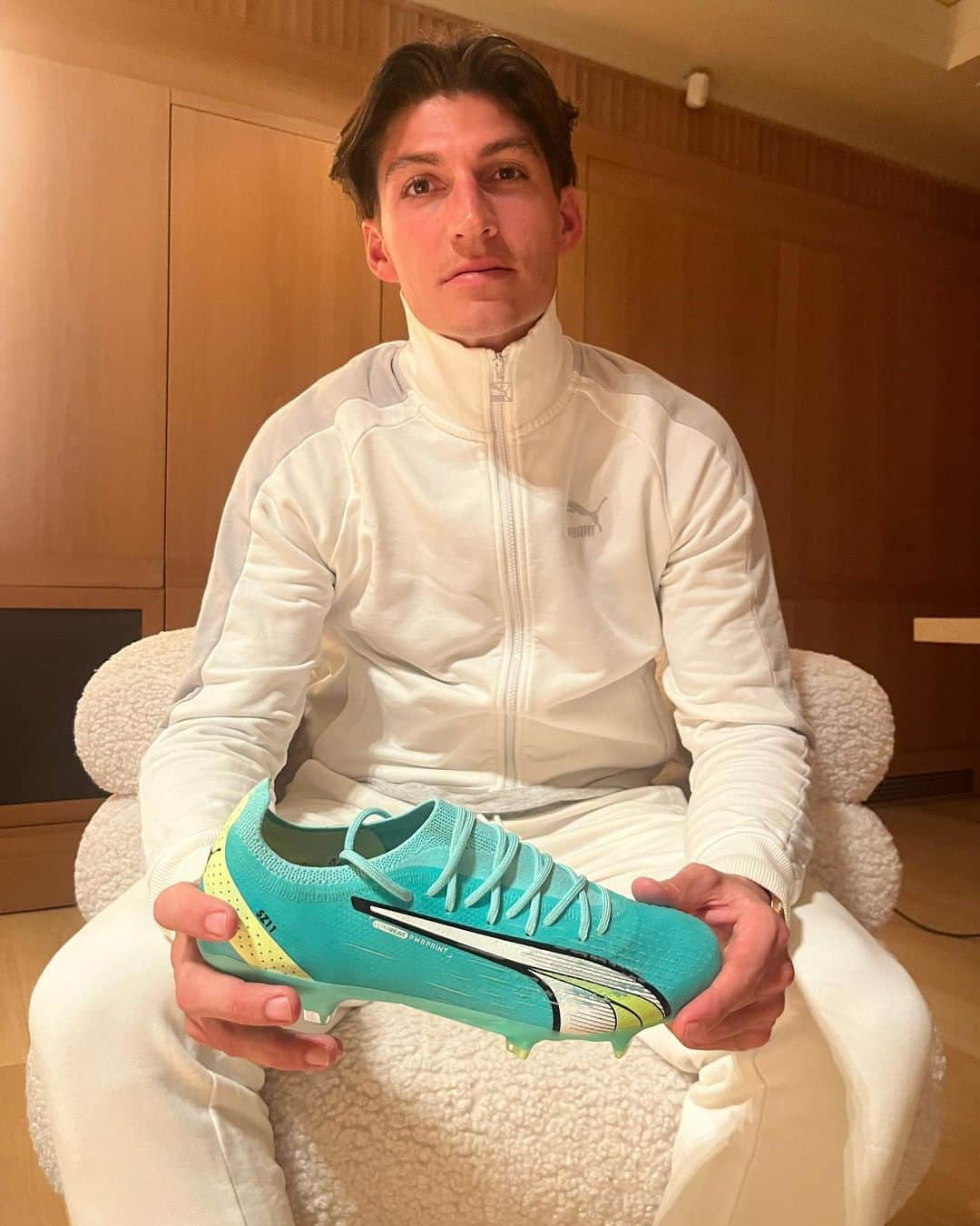 シュテフェン・ツバーさんのインスタグラム写真 - (シュテフェン・ツバーInstagram)「Title race boots are here 🏆 #pumaultra」4月14日 3時58分 - stevenzauber