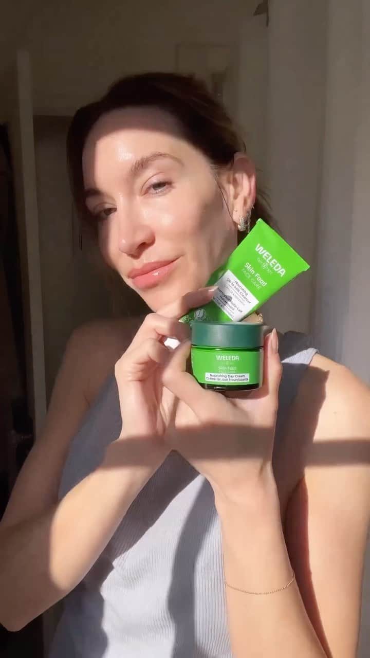 Weledaのインスタグラム：「Celebrity Makeup Artist @Nikkideroest shares her Skin Food Face Care routine featuring our NEW Skin Food Face Care Nourishing Oil-To-Milk Cleanser and Skin Food Face Care Nourishing Day Cream! 💚 #SkinFoodFaceCare #weledasponsoredpartner」