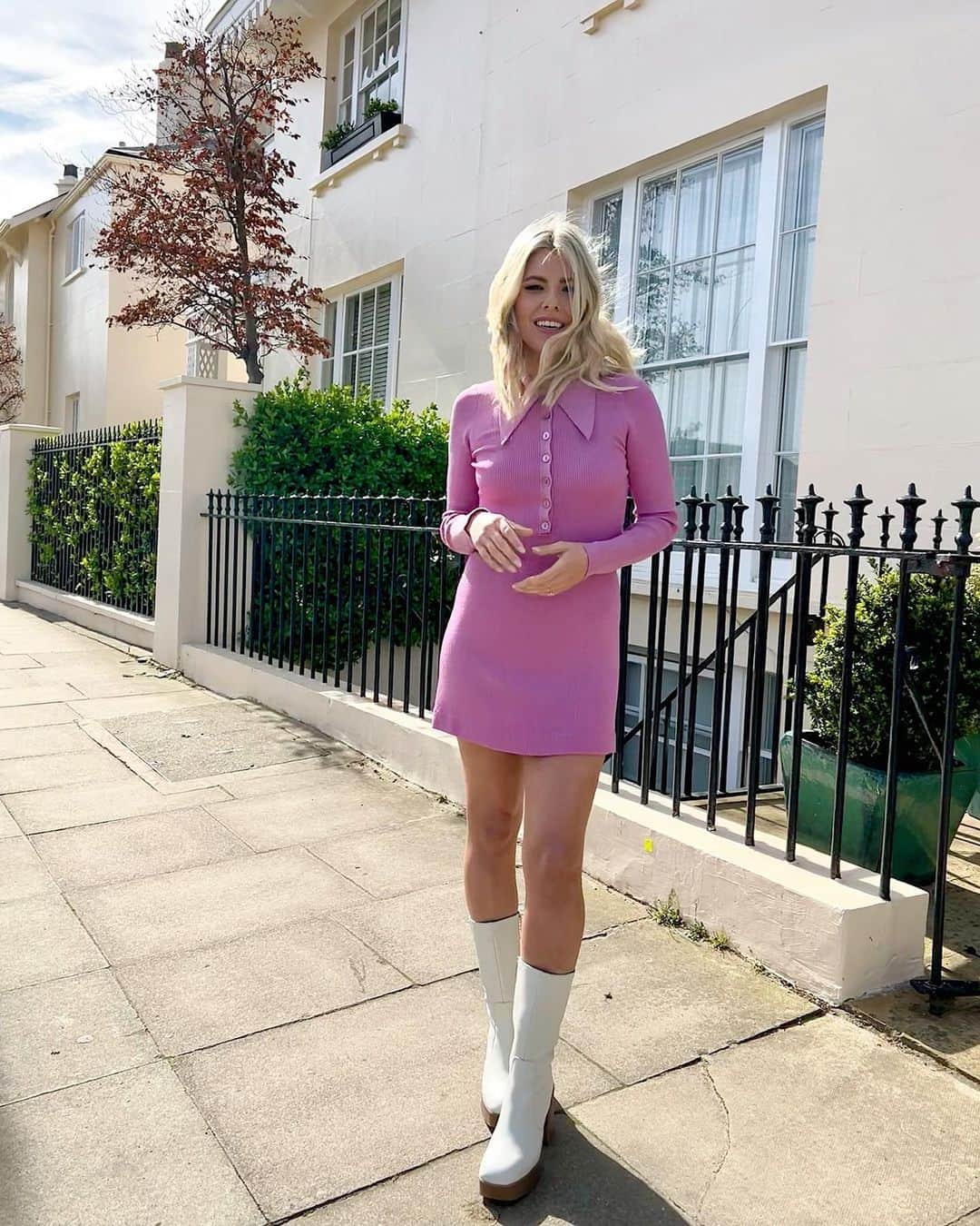 Mollie Kingさんのインスタグラム写真 - (Mollie KingInstagram)「The dress that says the sun’s out!」4月14日 4時14分 - mollieking