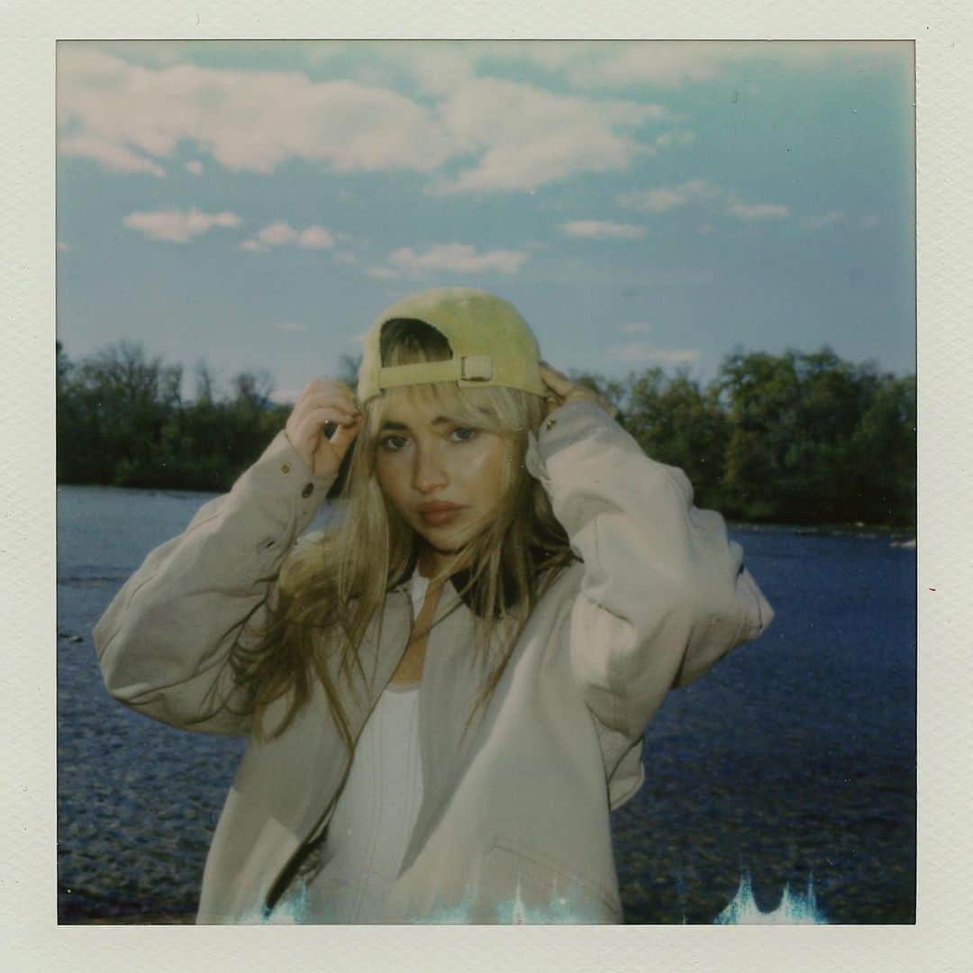 サブリナ・カーペンターのインスタグラム：「been thinking a lot lately」