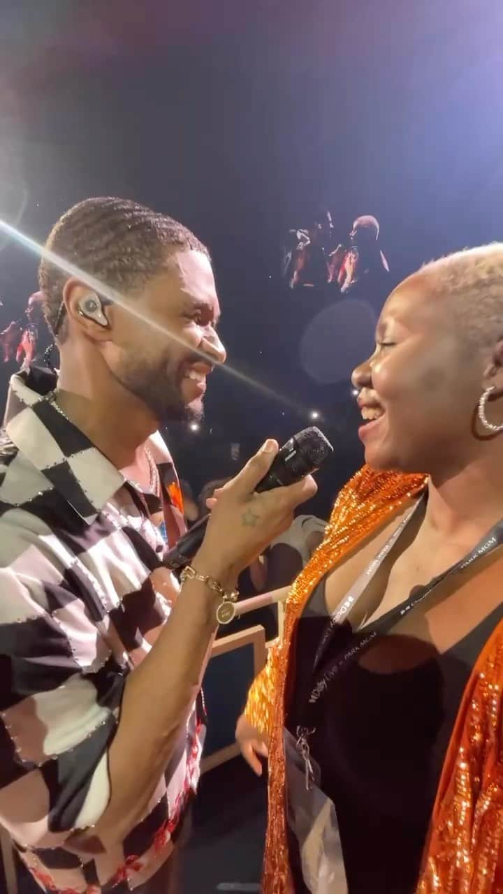アッシャーのインスタグラム：「Ain’t nothing like a good ‘ol fashioned duet ... U betta sang it girl! 😏🗣️ VEGAS, I’m back.」
