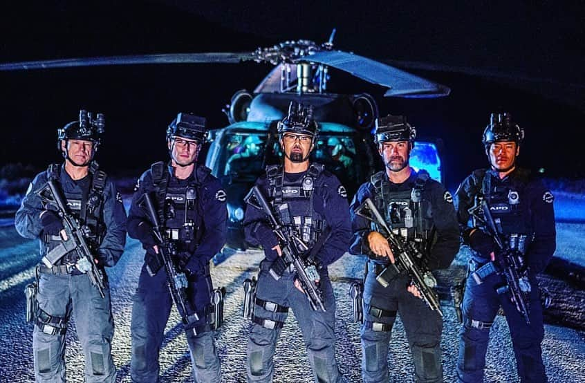 シェマー・ムーアさんのインスタグラム写真 - (シェマー・ムーアInstagram)「#TBT Here’s a lil random selection @swatcbs photos .. can you name all the Episodes?  . . 📸 @davinophotostudio」4月14日 4時35分 - shemarfmoore