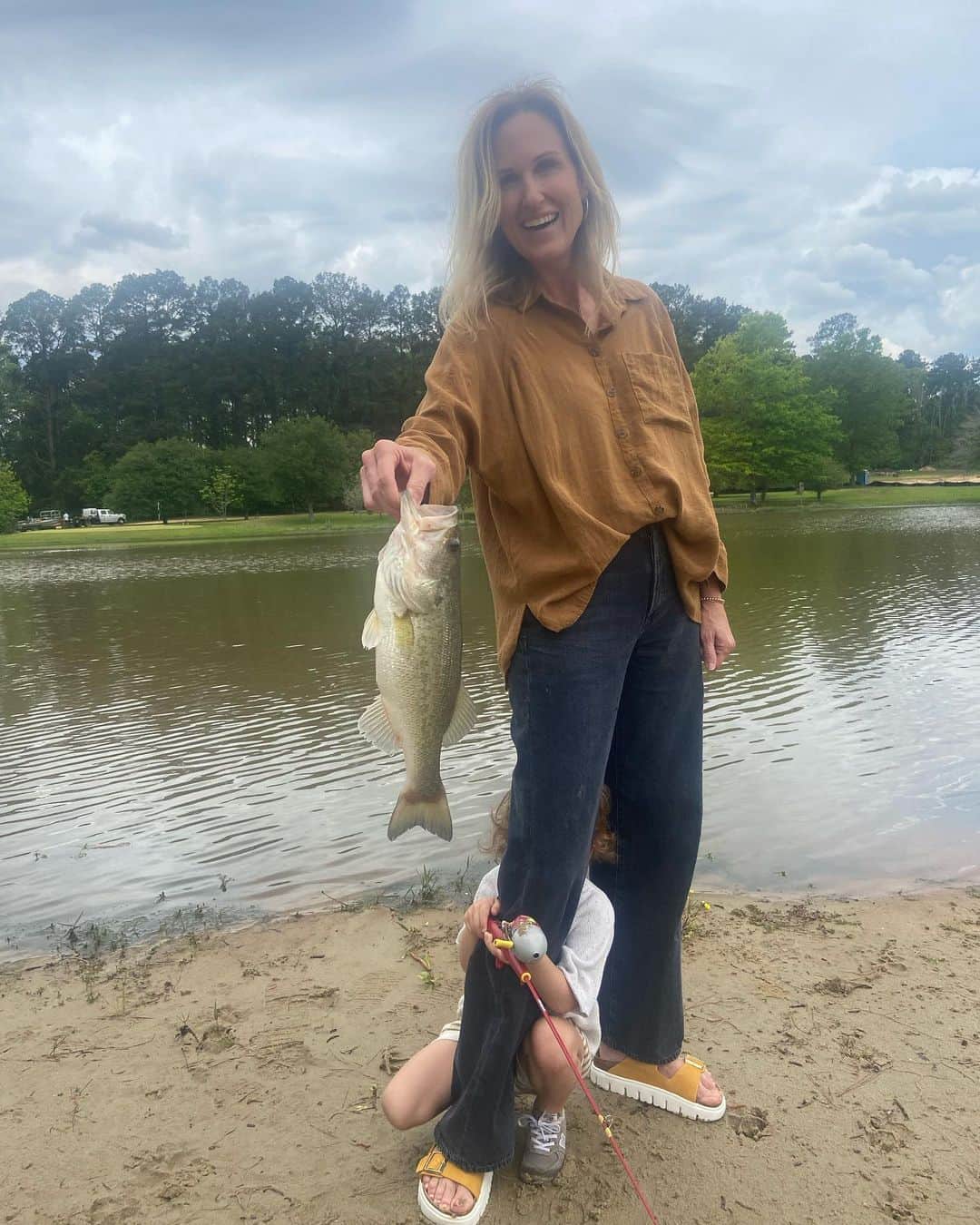 コリー・ロバートソンのインスタグラム：「Making mems:  A little fishing during my lunch break with Shep (who apparently didn’t want to take a pic but I was pretty proud of my catch so had to get it on camera 😂)   Yesterday I had exactly 1 hour between meetings so I ate quickly and then headed down to the pond on a beautiful Louisiana day. Some of my favorite memories are of my papaw taking the time to go fishing with me. He was a businessman with a lot going on, meetings, phone calls, companies to run, but he always made time for his grandkids in simple moments in the day to day. My parents did that for our kids and now it’s such a blessing to now get to do the same.  Don’t think you have to wait till you have a lot of time, take a big trip, or plan the perfect moment to make a memory. It’s in the little things in life, that the best memories are made!」