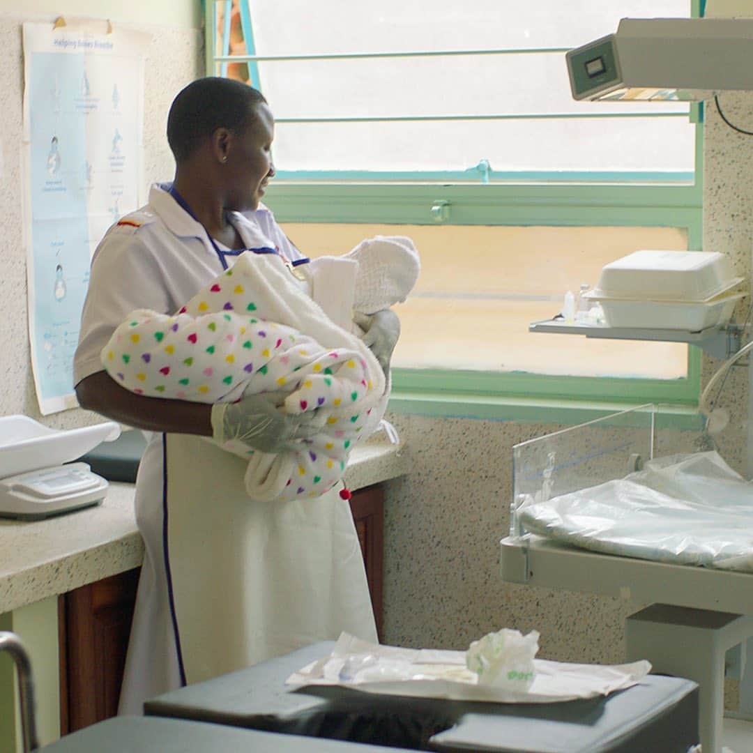 ビル・ゲイツさんのインスタグラム写真 - (ビル・ゲイツInstagram)「I am so impressed with Eva Nangalo—it’s hard not to be. She’s spent decades making childbirth safer in Uganda for everyone involved, and she’s become a mentor to countless other midwives in the process.」4月14日 4時36分 - thisisbillgates