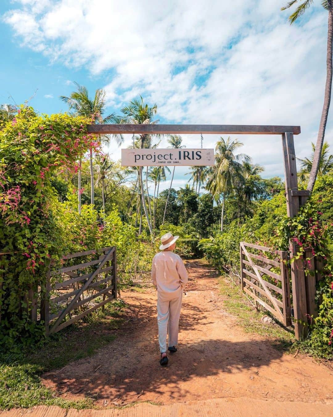 Conrad Hotelsのインスタグラム：「From on-site farms to rooftop gardens, guests can dine on sustainably grown food at Conrad locations. But we're also dedicated to sharing sustainable practices with our guests.  @conradkohsamui launched their Iris Farm to not only provide organic herbs and vegetables for their hotel restaurants, but also to engage guests in the practice of eco-friendly farming techniques.」