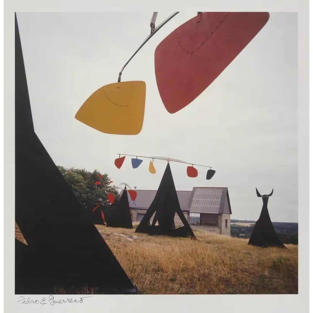 THE ROWのインスタグラム：「Pedro E. Guerrero; ‘Calder Studio Exterior with Mobiles’, 1964」