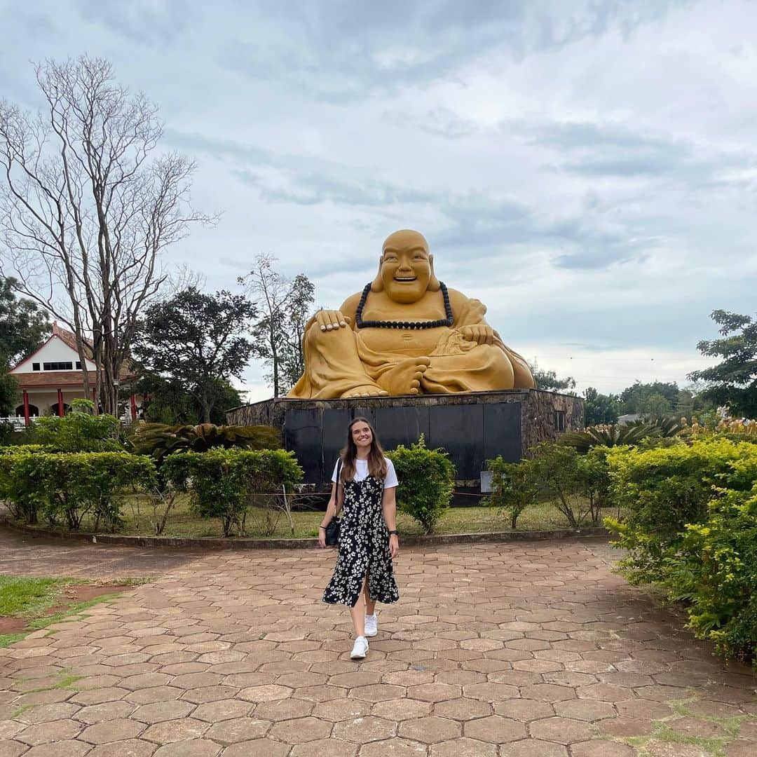 ジュリアナパイヴァのインスタグラム：「#Tbt de um dia de passeios especiais!  Durante a nossa viagem à Foz, visitamos um Centro Budista, onde senti uma energia muito gostosa preenchida de uma paz muito grande…os conceitos simples e profundos do budismo sempre me chamaram atenção..🥰 E no mesmo dia fui pela primeira vez na vida numa Mesquita e lá pude conhecer de perto histórias de mulheres potentes e com muita voz por debaixo do véu! 💪🏼 Religião nada mais é, onde sentimos mais conforto para abrigar a nossa FÉ!✨ Deus é amor e todas as religiões levam a isso!💖  Mais respeito, tolerância e claro mais responsabilidade aos representantes religiosos! ✌🏼🫶🏼🙏🏼✨💫」