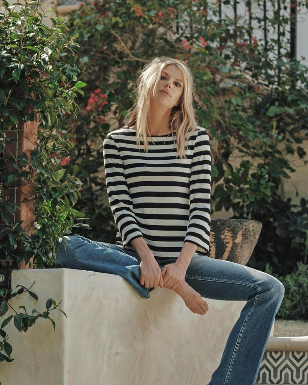シャーロット・マッキニーのインスタグラム：「Loved working with @lagencefashion on there new Denim wash that just dropped ! Go check out some of my favorite washes that I’m living in at the moment  👖 #ladieswholagence   Shot by the lovely @blisskatherine  HMU @sarahnelsonmakeup @itsbeccamader  @katholstrom」