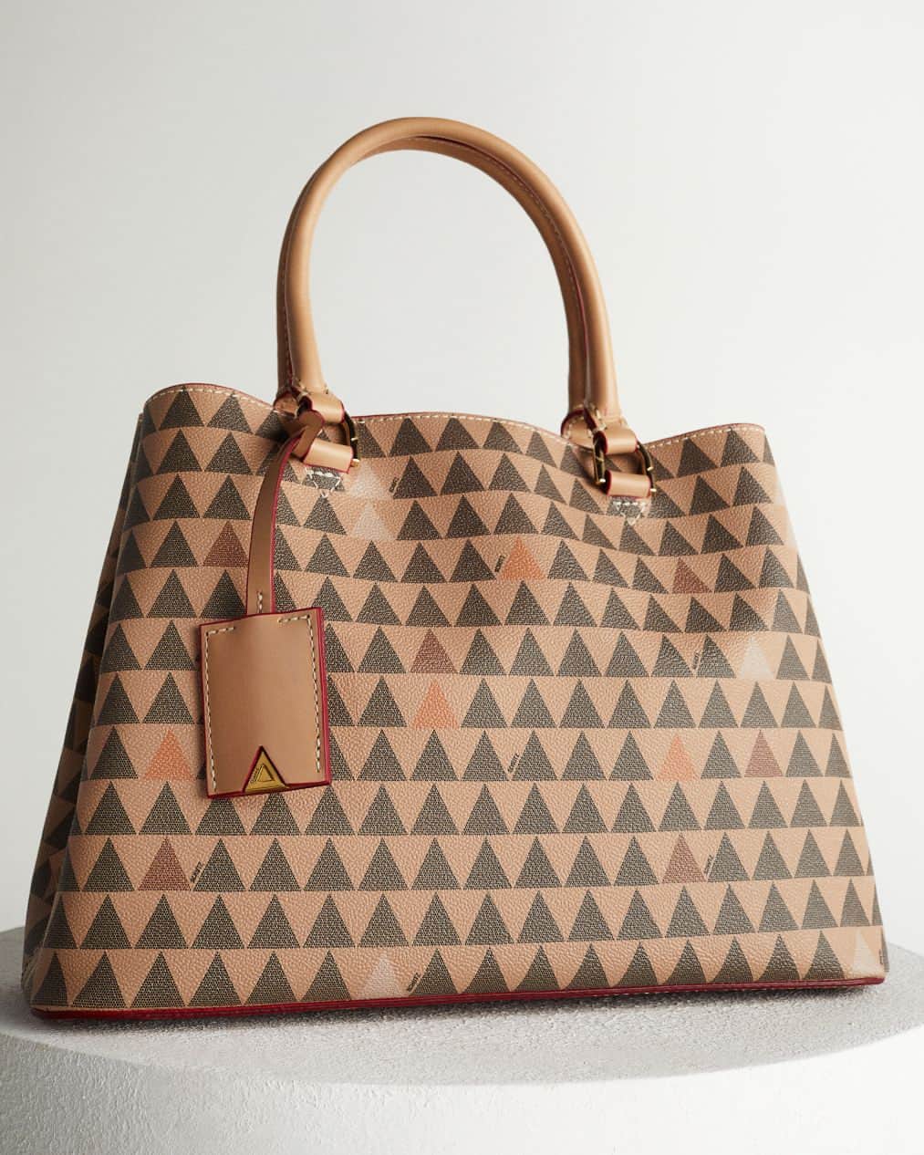 Schutzのインスタグラム：「Ícone da Schutz, a estampa Triangle agrega personalidade e estilo! Em dois modelos diferentes, na versão Tote e na versão Shopping Bag. Aposte!   #Schutz #SchutzBags #SchutzTriangle」