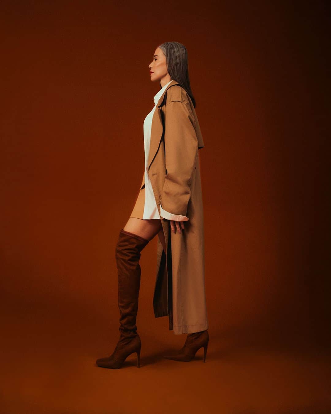 Santa Lollaのインスタグラム：「A over the knee em camurça dá um ar statement e deixa qualquer look mais impactante. Curinga para uma temporada de produções super bold. #santalolla #santalollainv23 #suede #SLboots」