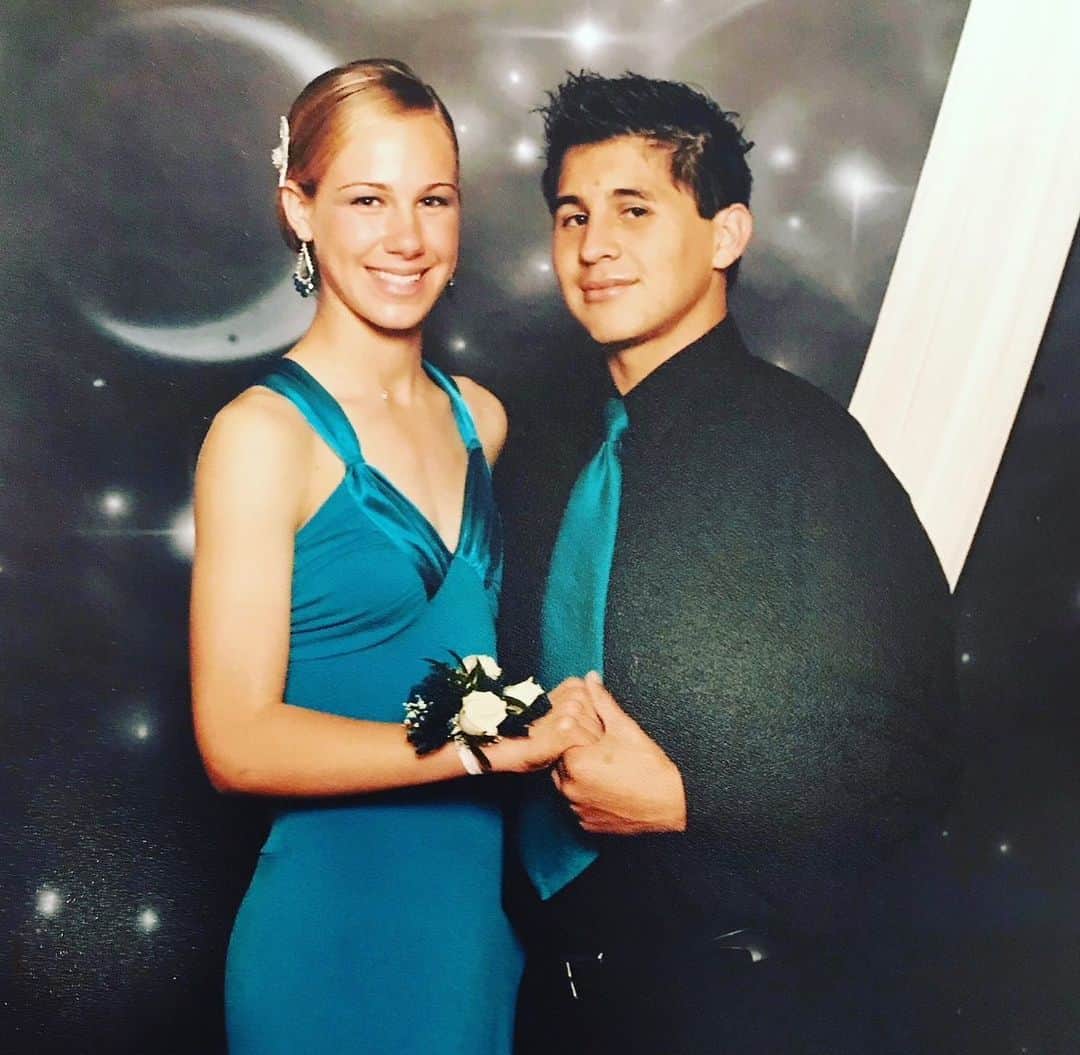 ベヴァリー・ゴーベル・ヤネズのインスタグラム：「22 years later & you’re still my favorite person. Not to mention coolest dad 😎  - Happy anniversary @otyanez ❤️」