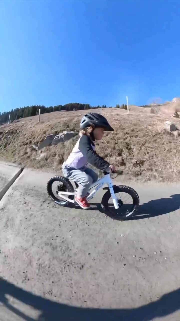 Smithのインスタグラム：「Riding with little humans can get rowdy. Whether you just ditched the training wheels, or you’re getting them on a bike for the first time, make sure you protect their noggins. Check out the blog post in our bio to learn how to find the correct size helmet for your little ripper.」