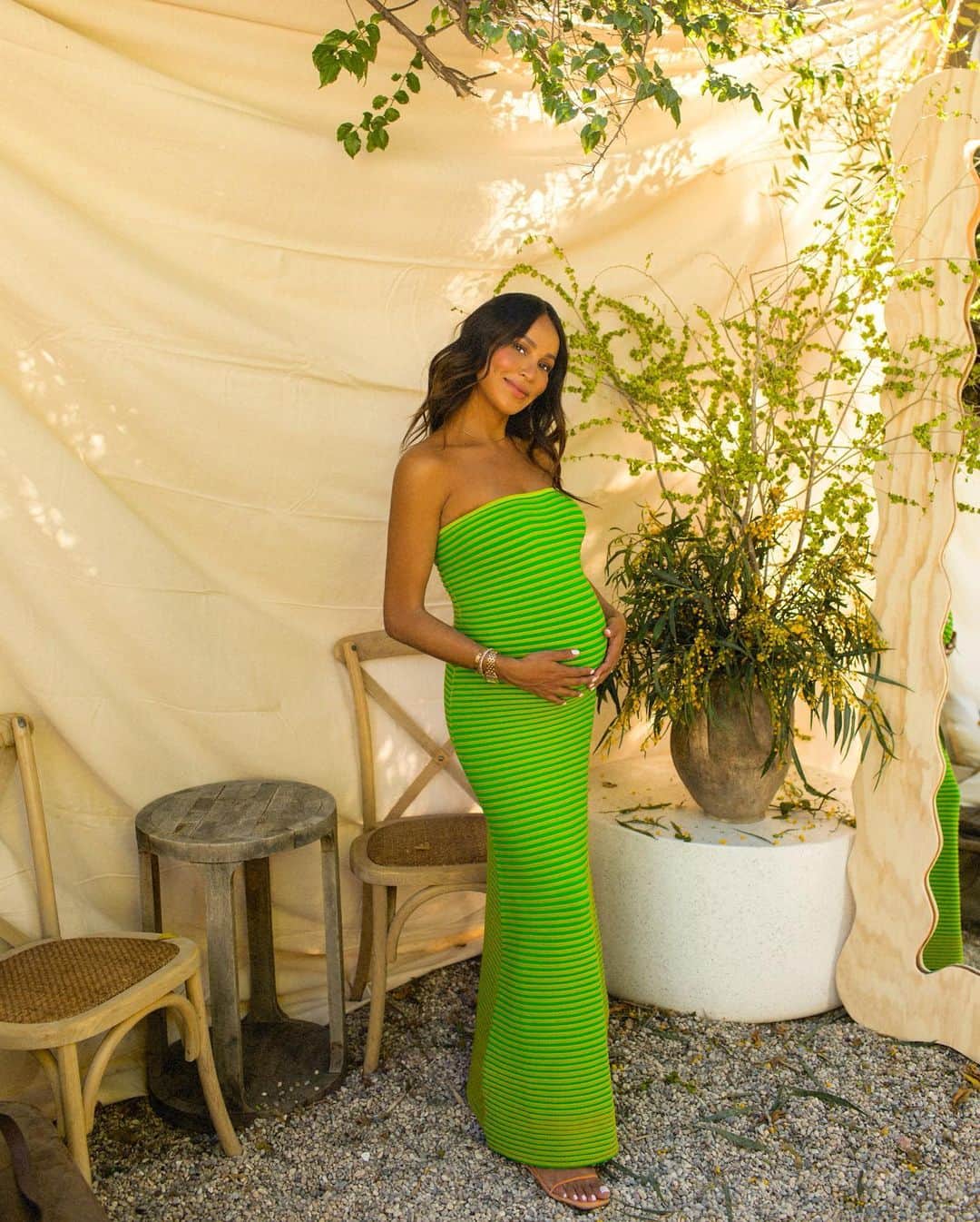 ジュリー・サリニャーナのインスタグラム：「The happiest I’ve ever been! 🍋💚  So many questions about my baby shower dress! It was the perfect dress from @the.wolf.gang - it was comfortable, effortless and flattering! Loved how bright and fun the color was with the pop of striped print- it went perfectly with the decor! 🫶🏽 #babyshower #babyshoweroutfit」