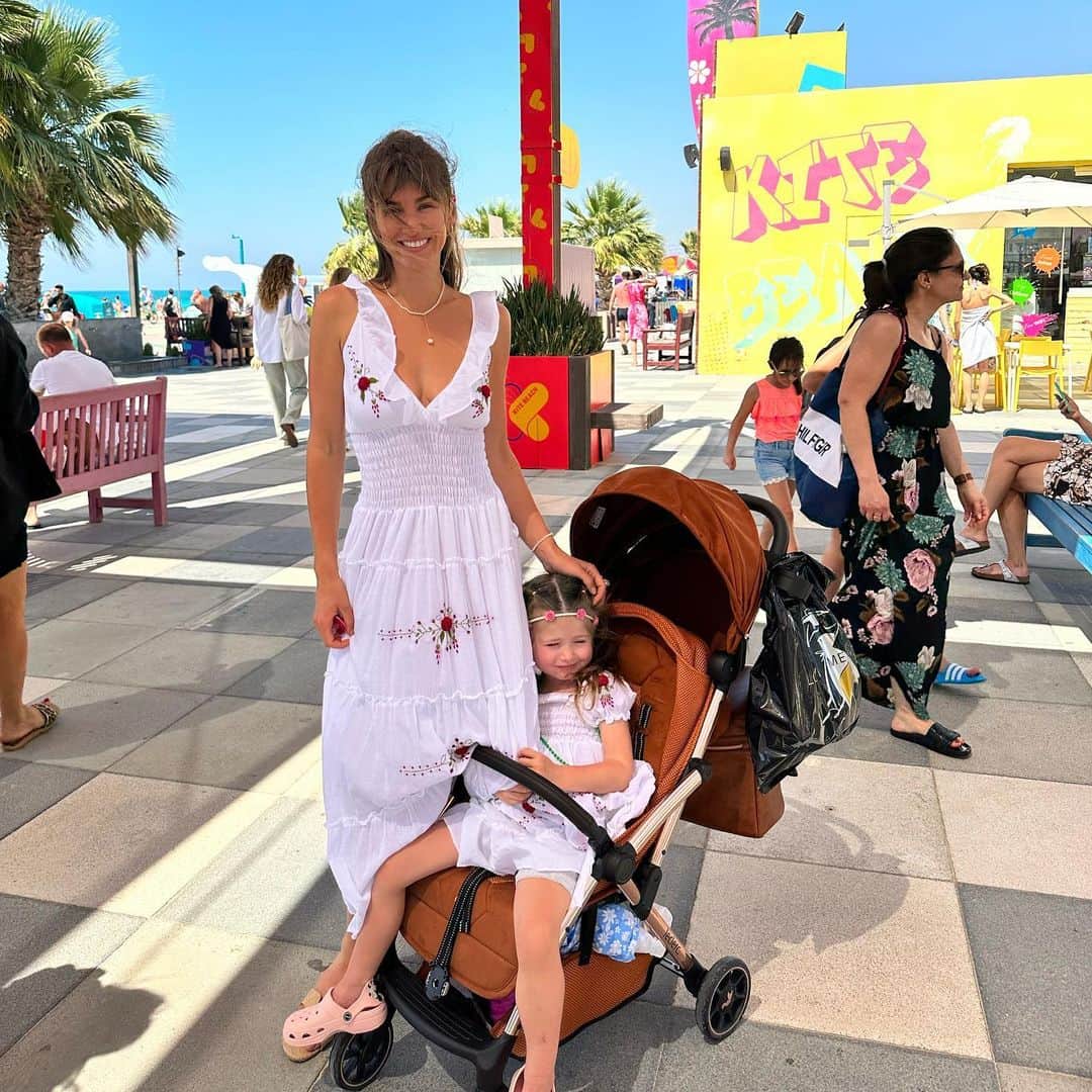 エイミー・ウィラートンのインスタグラム：「🖼️   … I paid for the kids art activity for myself @xparkjr … and found I caused a therapeutic commotion amongst the others parents who assumed I must be a professional artist. As why would there be another reason that I would be painting ? I said no this how I let myself play, whilst she plays … It never ceases to amaze how trained we are as adults not to play. Not to give ourselves moments of non achievement. Play for the sake of play. It’s so friggin healthy !! And yet it’s taken me years of reconditioning to allow the guilt free pleasure of play.   You don’t have to have kids to take your own inner child out for a walk to the park every once in a while ⭐️🌹   #innerchild #innerpeace #innerchildhealing #leclerc #matching #dubai #motherdaughter #painting #art #xparkjr #dubaikids #dubaikidsactivities」