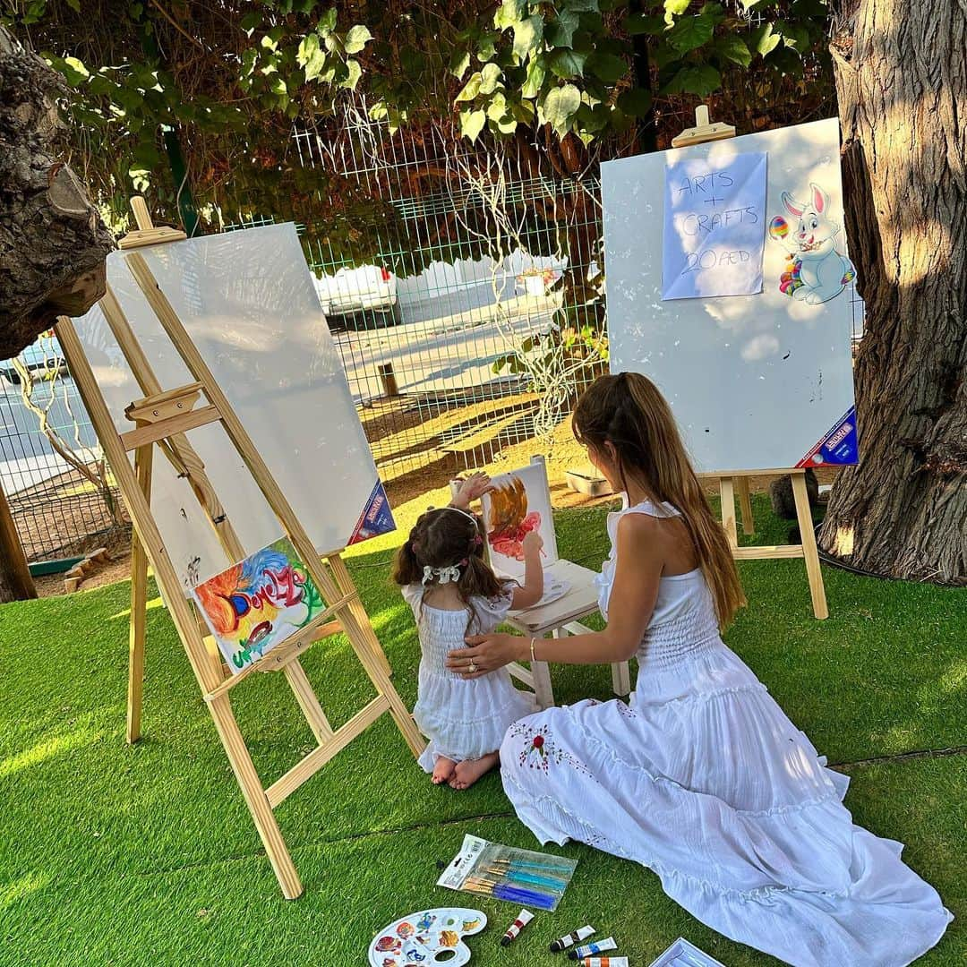 エイミー・ウィラートンさんのインスタグラム写真 - (エイミー・ウィラートンInstagram)「🖼️   … I paid for the kids art activity for myself @xparkjr … and found I caused a therapeutic commotion amongst the others parents who assumed I must be a professional artist. As why would there be another reason that I would be painting ? I said no this how I let myself play, whilst she plays … It never ceases to amaze how trained we are as adults not to play. Not to give ourselves moments of non achievement. Play for the sake of play. It’s so friggin healthy !! And yet it’s taken me years of reconditioning to allow the guilt free pleasure of play.   You don’t have to have kids to take your own inner child out for a walk to the park every once in a while ⭐️🌹   #innerchild #innerpeace #innerchildhealing #leclerc #matching #dubai #motherdaughter #painting #art #xparkjr #dubaikids #dubaikidsactivities」4月14日 5時14分 - missamywillerton