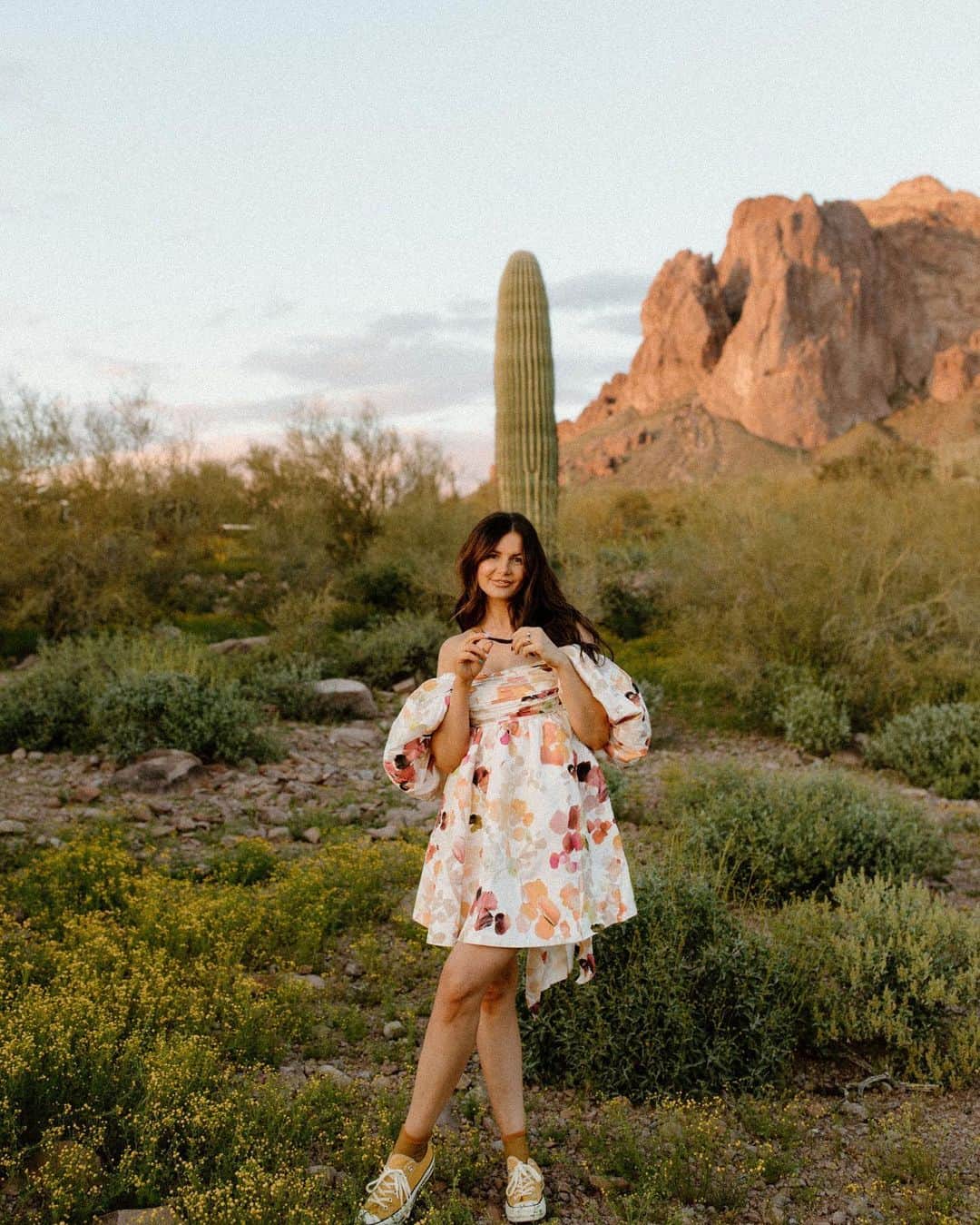 Amber Fillerup Clarkのインスタグラム：「A few more 🌼🌵 @daniprincephoto」