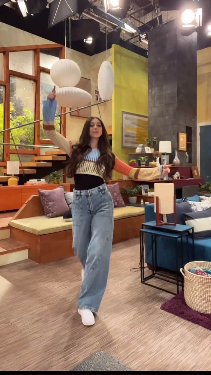 のインスタグラム：「day 9: back in the living room babyyy」