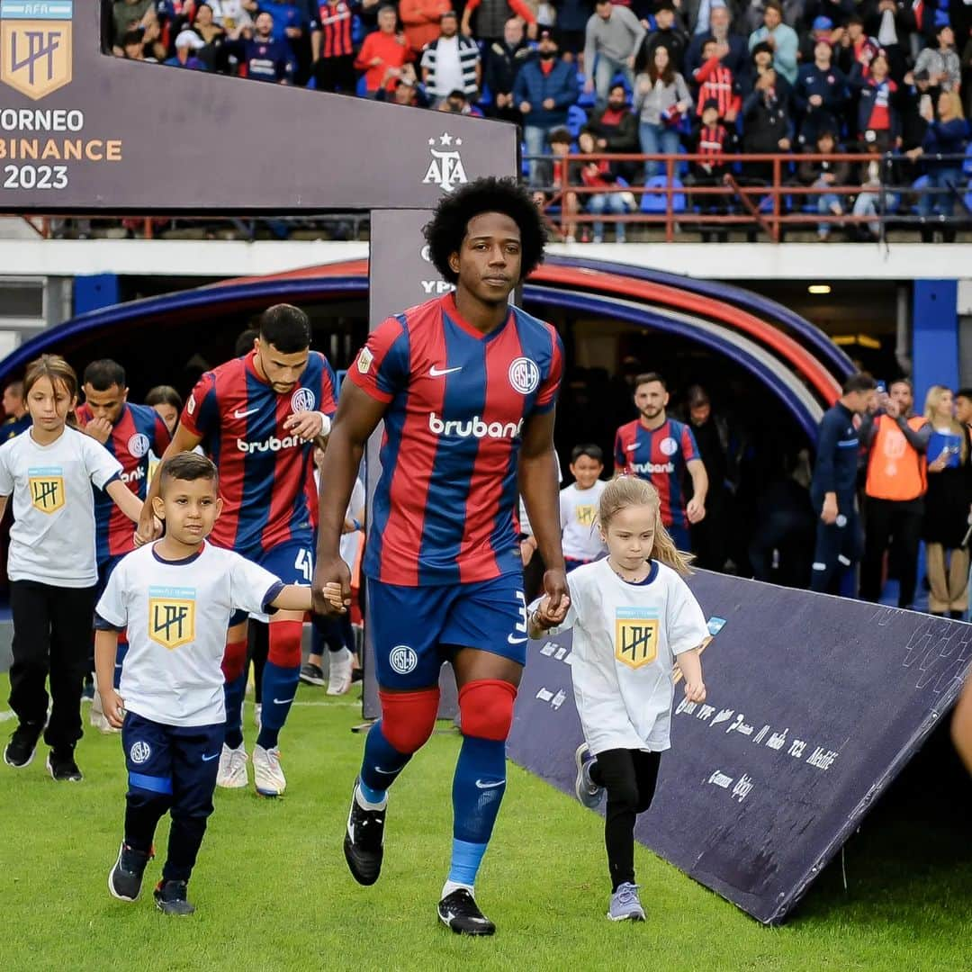 カルロス・サンチェス・モレノのインスタグラム：「Victoria importantísima en el clásico para llevarnos los 3 puntos👏.  Gracias a toda la hinchada por el apoyo❤️💙.  #vamosciclón」