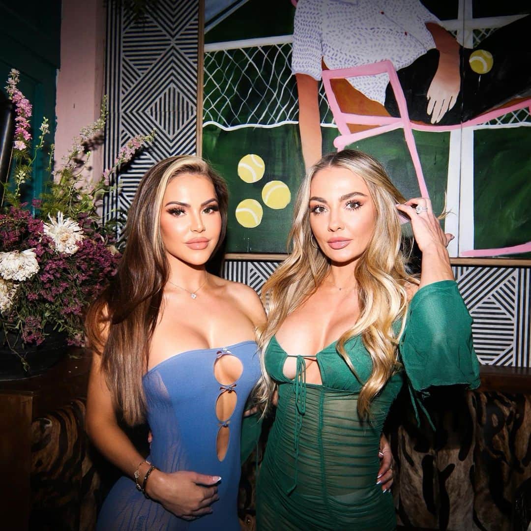 BROOKE EVERSさんのインスタグラム写真 - (BROOKE EVERSInstagram)「The Aussies are taking over! 😂 YEAH THE GIRLS @lucy_and_nikki_ @jaggerandstone love yas」4月14日 5時44分 - brookeevers
