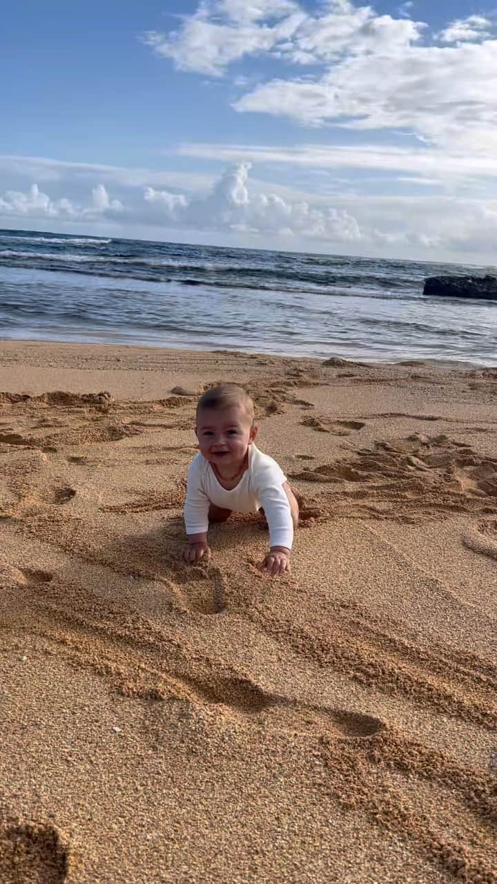 トリ・プラバーのインスタグラム：「Got to take baby boy home to my happy place… Not sure much else compares to the feeling of watching him loving the warm ocean, feeding him shave ice and seeing his big brother and sister show him around the island we love so much 🤍Kauai you have our heart 🤍」