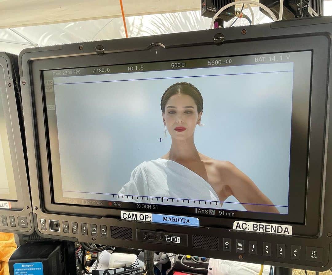 ロゼリン・サンチェスのインスタグラム：「Behind The Scenes… @fantasyislandtv   Elena Roarke has been a dream.  Definitely enjoy this character. Y grabar la serie en Puerto Rico, uuuuufffff… beyond!   We have 4 episodes left Monday nights on Fox to complete Season 2.  Enjoy 😉💫」