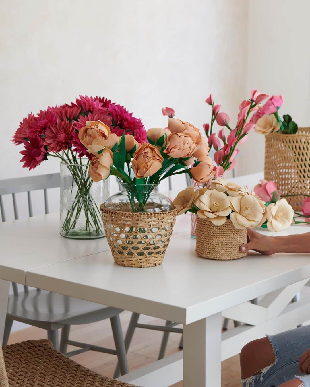 のインスタグラム：「This Mother’s Day, gift moms, motherly figures, and caregivers florals and accessories that will forever be their favorites. Every gift is handcrafted by artisan and producer groups around the world.」