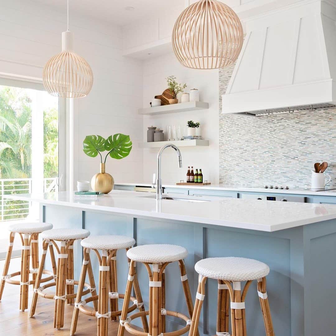 MT DOMAINEのインスタグラム：「Gorgeous pop of blue.   (Via @emilymossdesigns) #MyDomaine」
