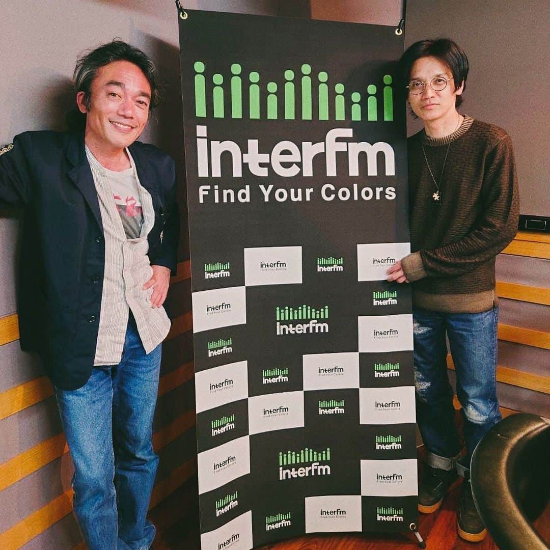 のインスタグラム：「I'm back  interFM【TOKYO MUSIC SHOW】 #tms897 ありがとうございました 卒業したばかりでちょっと恥ずかしかったですが、体調不良の #LittleBlackDress のピンチヒッターとしてロックオン兄さん頑張りました！ryoちゃんmoeちゃん早く良くなってね 急なお願いにもかかわらず出演OKしてくれた和也も本当にありがとう 前回2人で出演したのがちょうど一年前という運命的なものを感じました 2枚目の写真は一年前のものです 常々思っている事ですが、今回の#RockonSocialClub ツアーで高橋和也の才能に改めて惚れ直してしまい、熱く語りすぎてしまいました… もっと和也の言葉が聞きたかったですよね、リスナーさんゴメンなさい  和也の誕生日5/20にZeppNambaにて『RockonSocialClub SecretParty』追加公演が決定しています 翌日5/21は健一の誕生日でもありますし、特別なbirthday LIVEにしたいと思っています！ぜひお祝いに来てください🤘✨  4/28からはいよいよ「男闘呼組 2023 THE LAST LIVE」が始まります どの瞬間も悔いのない最高の思い出にしたいので、リハーサルから全力で挑んで来ます‼︎  #男闘呼組 #LAST #改めて見ると #泣きそう」