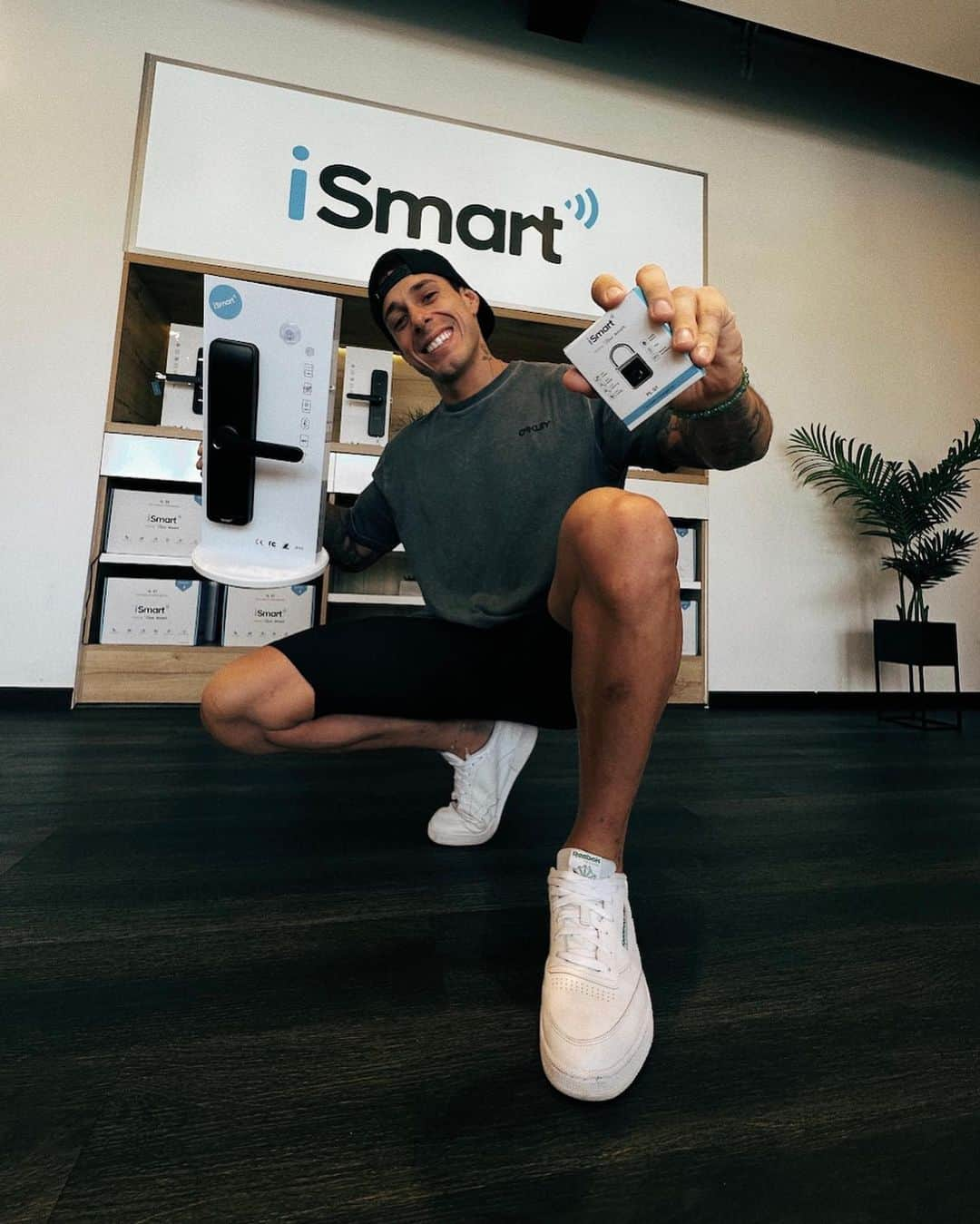 Hugo Garciaのインスタグラム：「SORTEOOOOO!! 🚨🚨💥💥  A pedido de ustedes, se viene el mero sorteo con la gente de @ismartperu 🔥 Lo mejor de todo es que  habrán 2 ganadores!!   - El primero se llevará una cerradura inteligente. (El ganador puede elegir el color que más le guste ☺️) - El segundo, ya que tanto me preguntaron por esto, se llevará un candado inteligente para que se olviden de las llaves en el gym, viajes, etc!!   Para participar es muy fácil:   * Seguir a @ismartperu y a mi.  * Darle like a la publicación.  * Etiquetar a 2 personas que siempre se olviden las llave dentro de la casa. (Por ejem: @hugogarcia @hugogarcia 😅) * Si quieren tener más chance, compártanlo en sus historias y etiquétennos.   Se dará el nombre de los ganadores el 25 de abril por el Instagram de @ismartperu   Pd: si eres de lima los recoges en tienda, si eres de provincia o vives fuera del país, tú pagas el envío 🤪  Suerte y provecho al que se lo lleve!!! 🙌🏾」