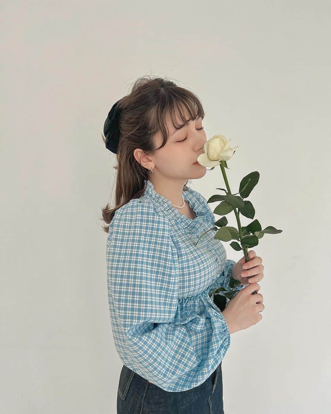 峯りあなさんのインスタグラム写真 - (峯りあなInstagram)「・ チェック柄のトップスとデニムスカートが @gigi_viora_official から発売されたよ🤍  バラの花ｸﾝｶｸﾝｶ🌹👃🏻」4月14日 19時30分 - riana_mine
