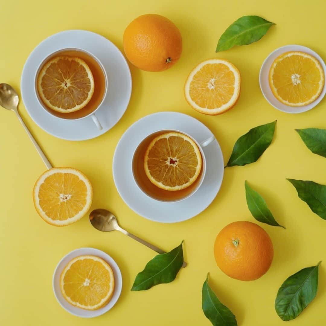 AHMAD TEA / アーマッドティーのインスタグラム：「”シャリマティー☕”  今日は #オレンジデー 🍊 大切な人と一緒に過ごすひとときに、 オレンジを使ったアレンジティーをどうぞ🧡  インドのカシミール地方にある花園が 名前の由来となっている #シャリマティー 🫖 カップに浮かべたオレンジが大輪の花のような イメージと甘い香りを醸し出してくれます❁  🍊材料(2杯分) ・AHMAD TEAセイロン　リーフティー 　ティースプーン中盛り2杯（ティーバッグの場合は2袋） ・熱湯 　320ml ・オレンジスライス　2切れ ・グラニュー糖　小さじ2（量はお好みで）  🍊作り方 ① ティーポットを2つ用意し、湯通ししてあたためます。 ② 片方のポットに茶葉を入れ、沸騰した熱湯を注ぎます。 ③ 蓋をして2分半ほど蒸らします。 ④ 温めておいたもう1つのポットにグラニュー糖を入れ、 　 ③の紅茶を注ぎいれます。 ⑤ 湯通ししたカップにオレンジスライスを入れて、 　 上からそっと④の紅茶を注ぎます。  今回ベースの紅茶には、セイロンを使用していますが、 同じくフルーツと相性の良いイングリッシュティーNo.1 もおすすめですよ✨ 　 💡おいしく作るコツは・・・ 香りがしっかり立ち上るように、 ポットだけでなく、カップも温めること☕ そして、グラニュー糖などの甘味料を加えて オレンジの甘さを引き立たせることです！  ぜひコツを押さえて作ってみてくださいね😊♪  @ahmadtea_jp #アーマッドティー #ahmadtea」
